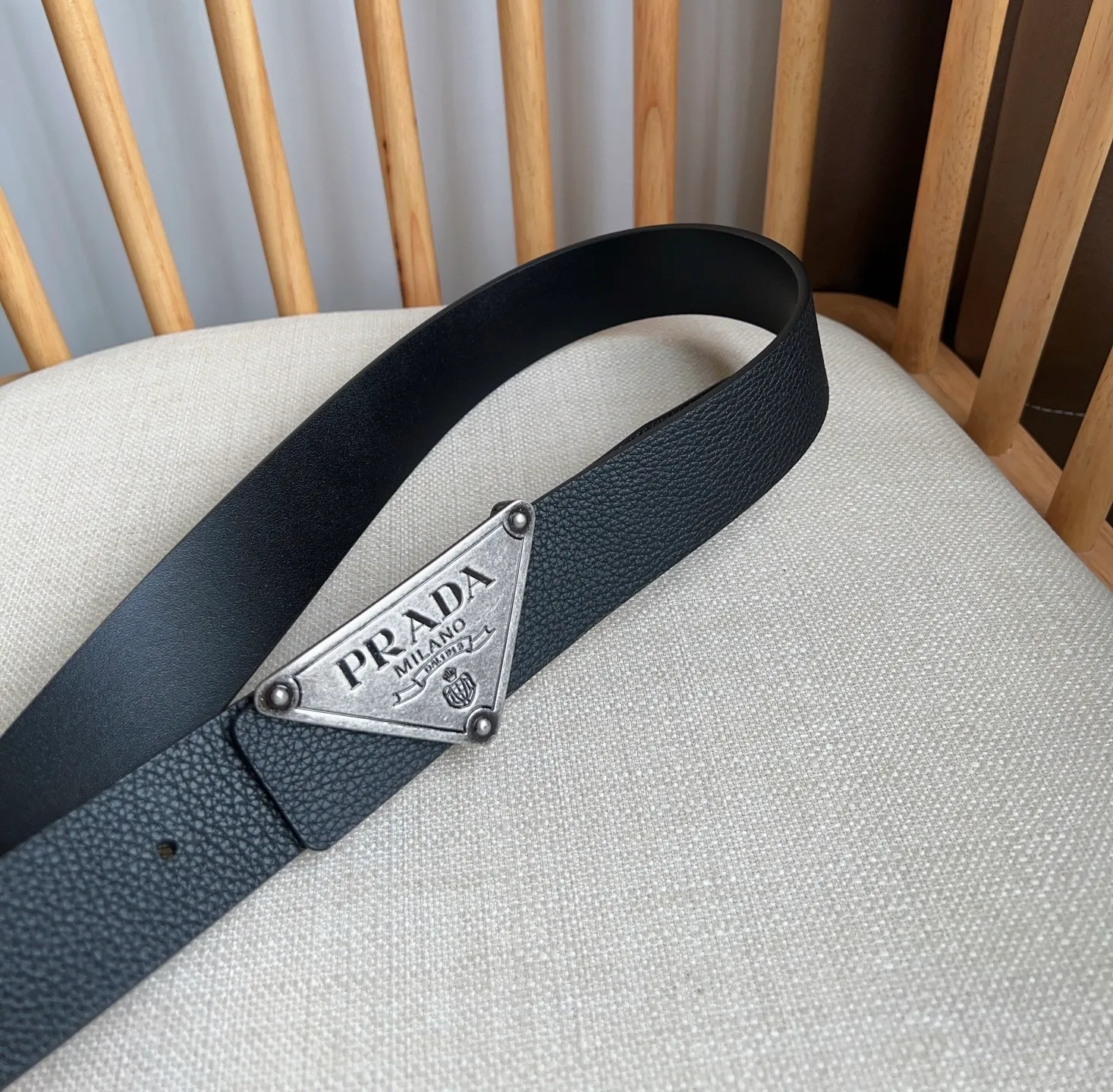 💰480💰Complete package💰 💍Purchasing-grade latest model from PRADA counter 🎉🎉🎉 This buckle-style belt is from the multifunctional modular accessories series and can be matched as you like. The triangular logo shows its unique characteristics and modernity through the universal simple silhouette, presenting a refined texture. Width: 3.5cm