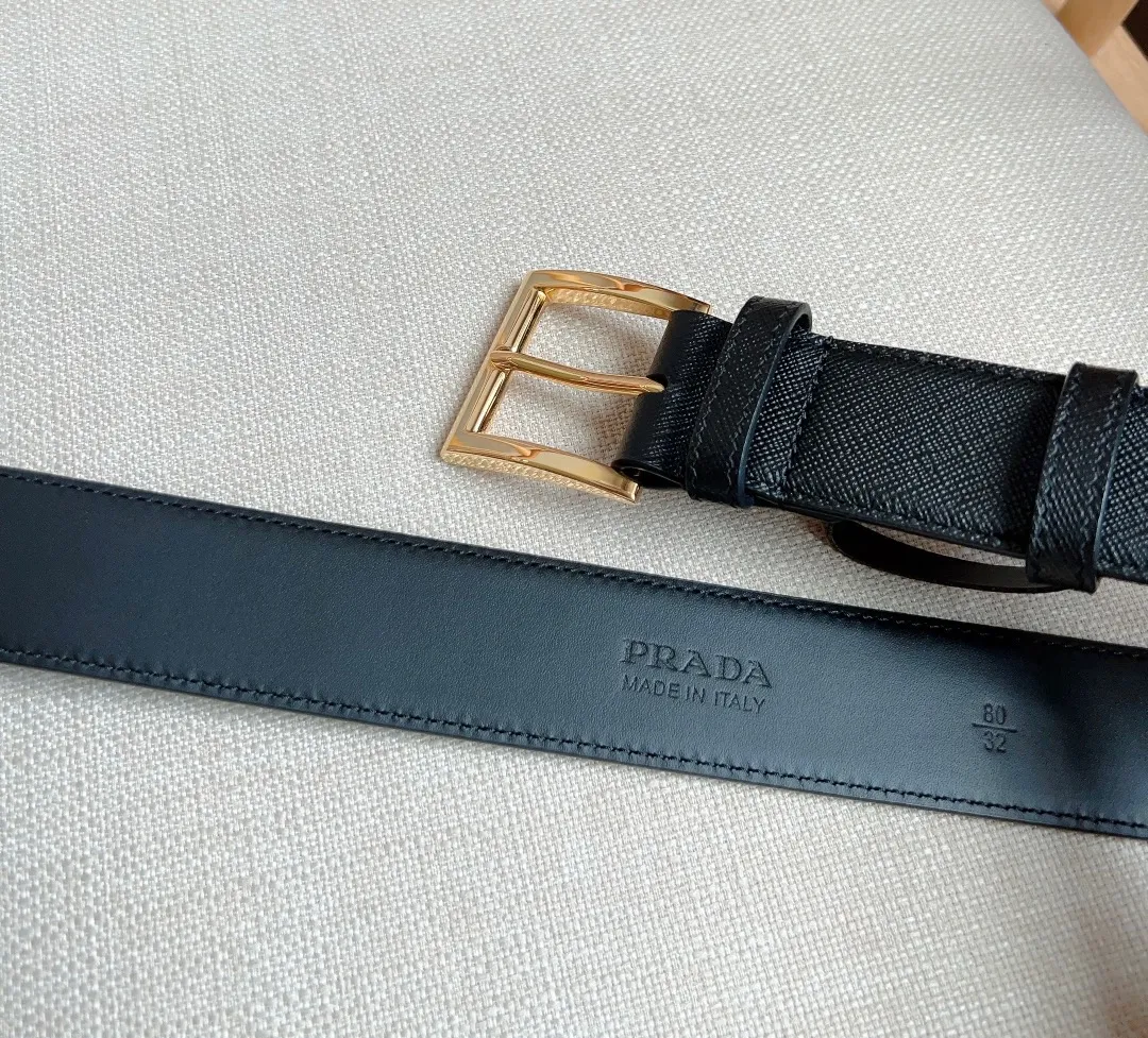 💰480💰Full package💰 💍Purchase-grade latest model from PRADA counters. The tip of this leather belt is decorated with the iconic enameled metal triangle logo. This logo was designed by Mario Prada. It first appeared on the brand's suitcase in 1913. It is unisex and 3.5cm wide.