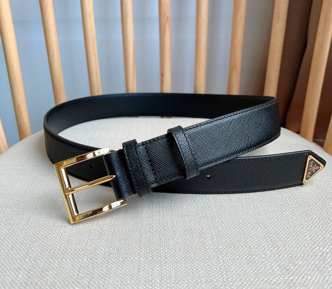 💰480💰Full package💰 💍Purchase-grade latest model from PRADA counters. The tip of this leather belt is decorated with the iconic enameled metal triangle logo. This logo was designed by Mario Prada. It first appeared on the brand's suitcase in 1913. It is unisex and 3.5cm wide.