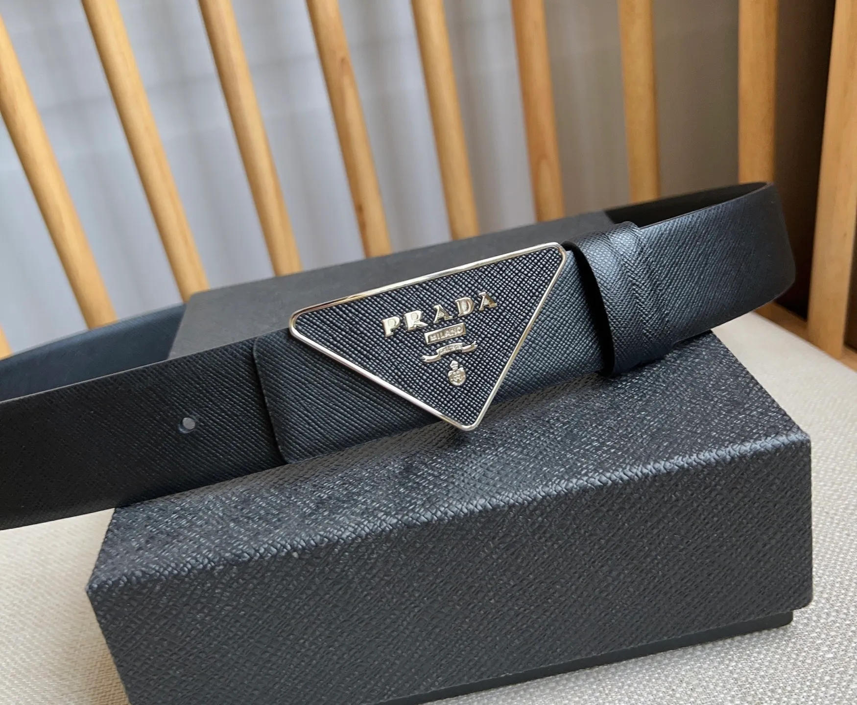 💰460💰Full package💰 💍Purchasing agent level PRADA counter latest model 🎉🎉🎉 This buckle belt is from the multifunctional modular accessories series and can be matched as you like. The triangular logo shows its unique characteristics and modernity through the universal simple silhouette, presenting a refined texture. Width: 3.5cm