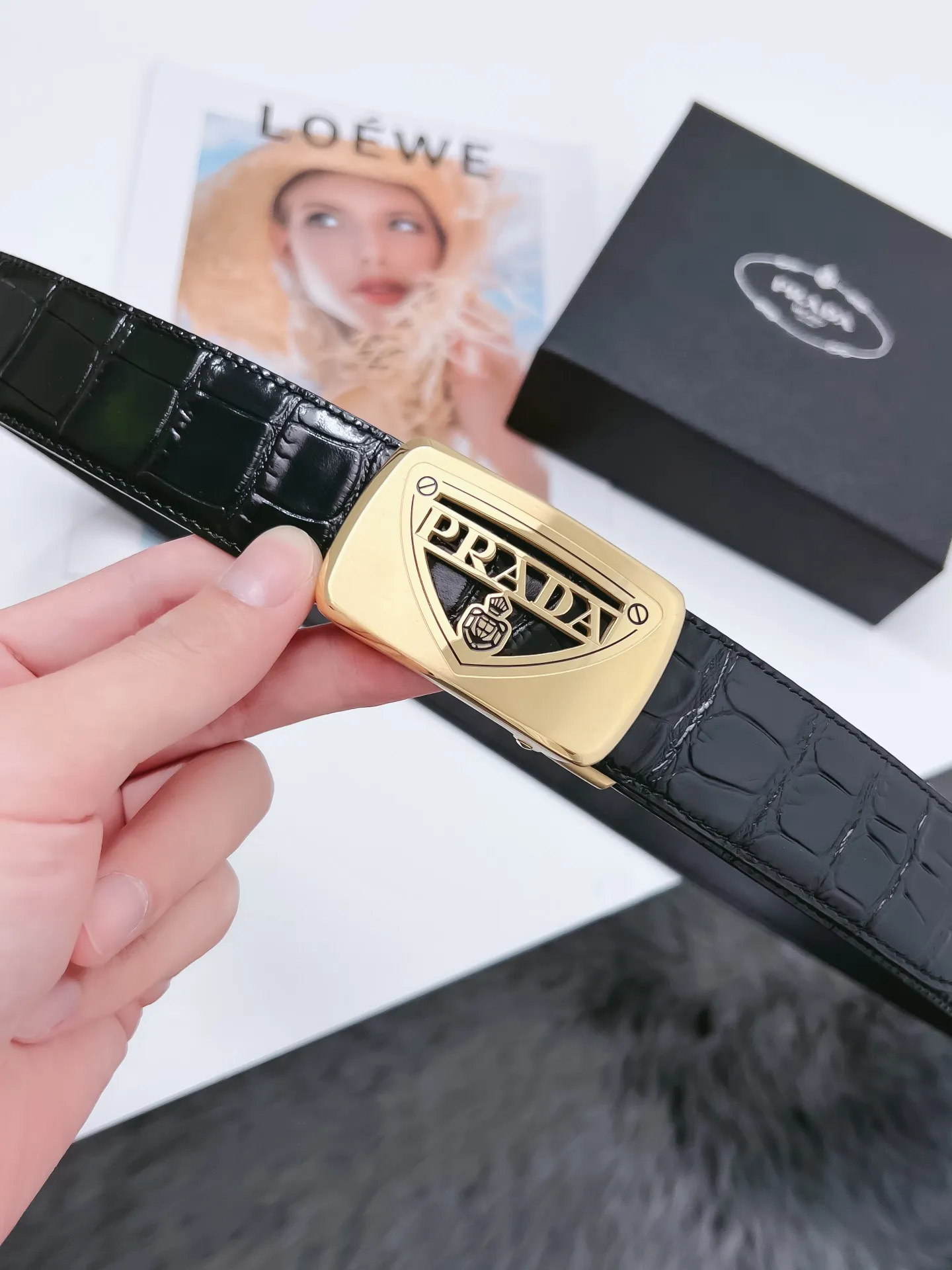 💰440💰Authentic packaging💰 💍Purchase-grade Prada stainless steel automatic buckle belt, width 3.5CM KGB2I180, high-quality style, high-end and durable. The imported top layer simulates crocodile belly patterns, which are comparable to real crocodiles, and the durability and patterns are very similar. Bottom leather: cowhide imported from Italy, pure imported to ensure durability. Button head: 316 stainless steel buckle (gold, silver) Size; 100-125CM (can be cut) Packaging: full set of packaging