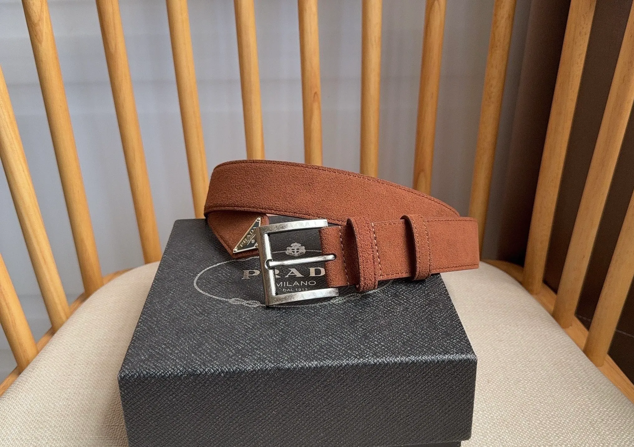 💰480💰Full package💰 💍Purchase-grade PRADA (Prada) ⚡️🌹The latest model at the counter. This suede leather belt has a simple yet exquisite style. The end is eye-catchingly decorated with an enamel triangular metal logo⚡️🌹It is the brand's iconic material. Unisex Width 3.5cm