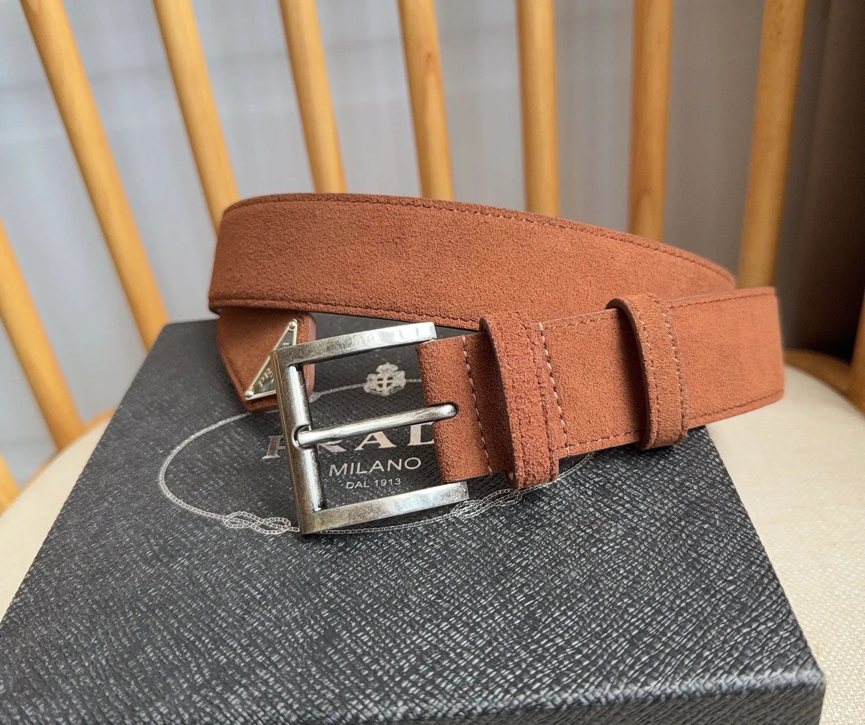 💰480💰Full package💰 💍Purchase-grade PRADA (Prada) ⚡️🌹The latest model at the counter. This suede leather belt has a simple yet exquisite style. The end is eye-catchingly decorated with an enamel triangular metal logo⚡️🌹It is the brand's iconic material. Unisex Width 3.5cm