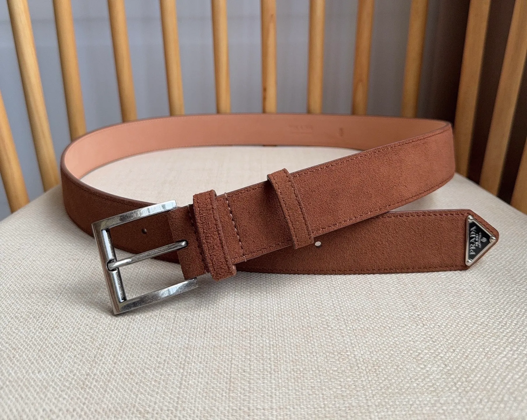 💰480💰Full package💰 💍Purchase-grade PRADA (Prada) ⚡️🌹The latest model at the counter. This suede leather belt has a simple yet exquisite style. The end is eye-catchingly decorated with an enamel triangular metal logo⚡️🌹It is the brand's iconic material. Unisex Width 3.5cm