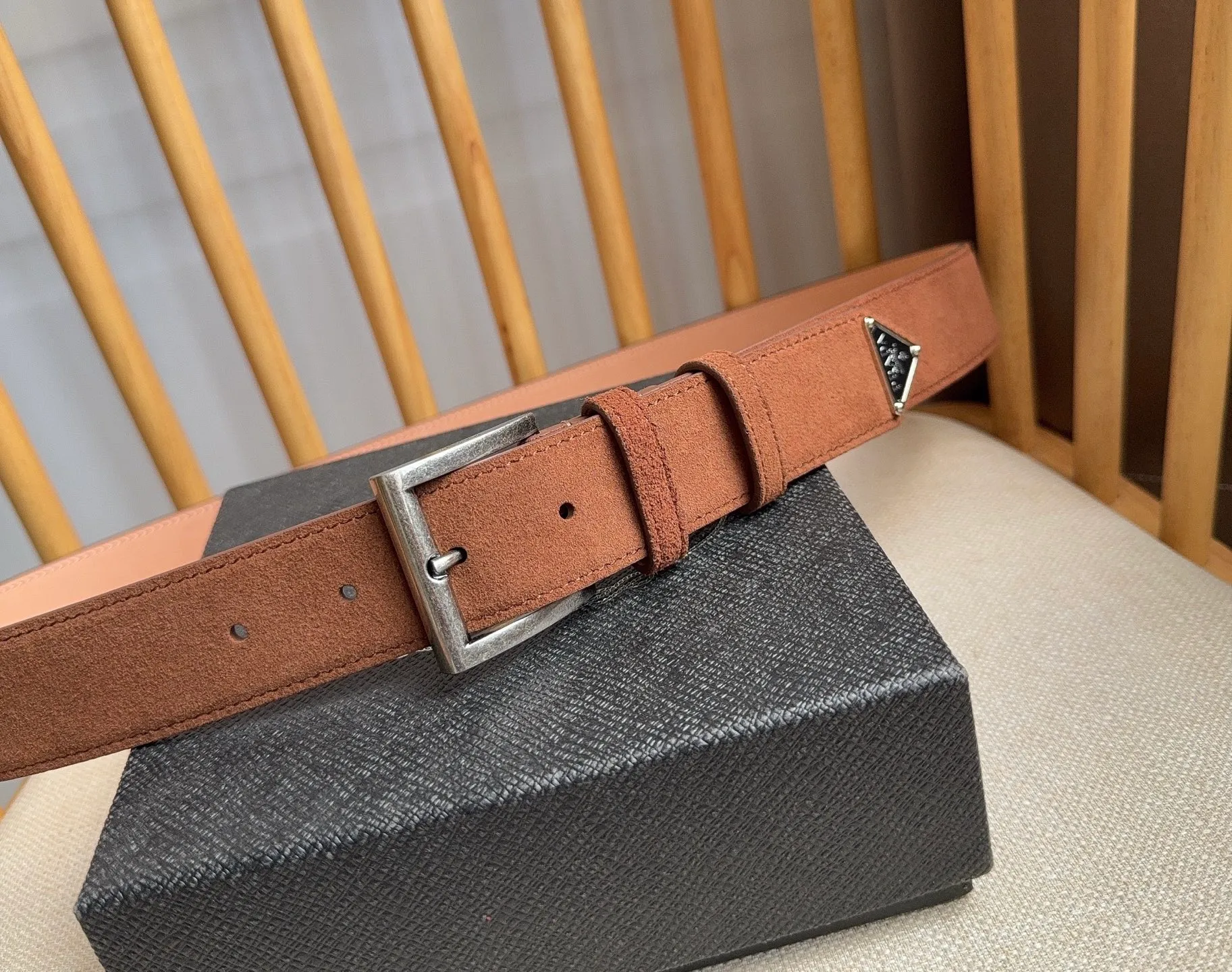 💰480💰Full package💰 💍Purchase-grade PRADA (Prada) ⚡️🌹The latest model at the counter. This suede leather belt has a simple yet exquisite style. The end is eye-catchingly decorated with an enamel triangular metal logo⚡️🌹It is the brand's iconic material. Unisex Width 3.5cm