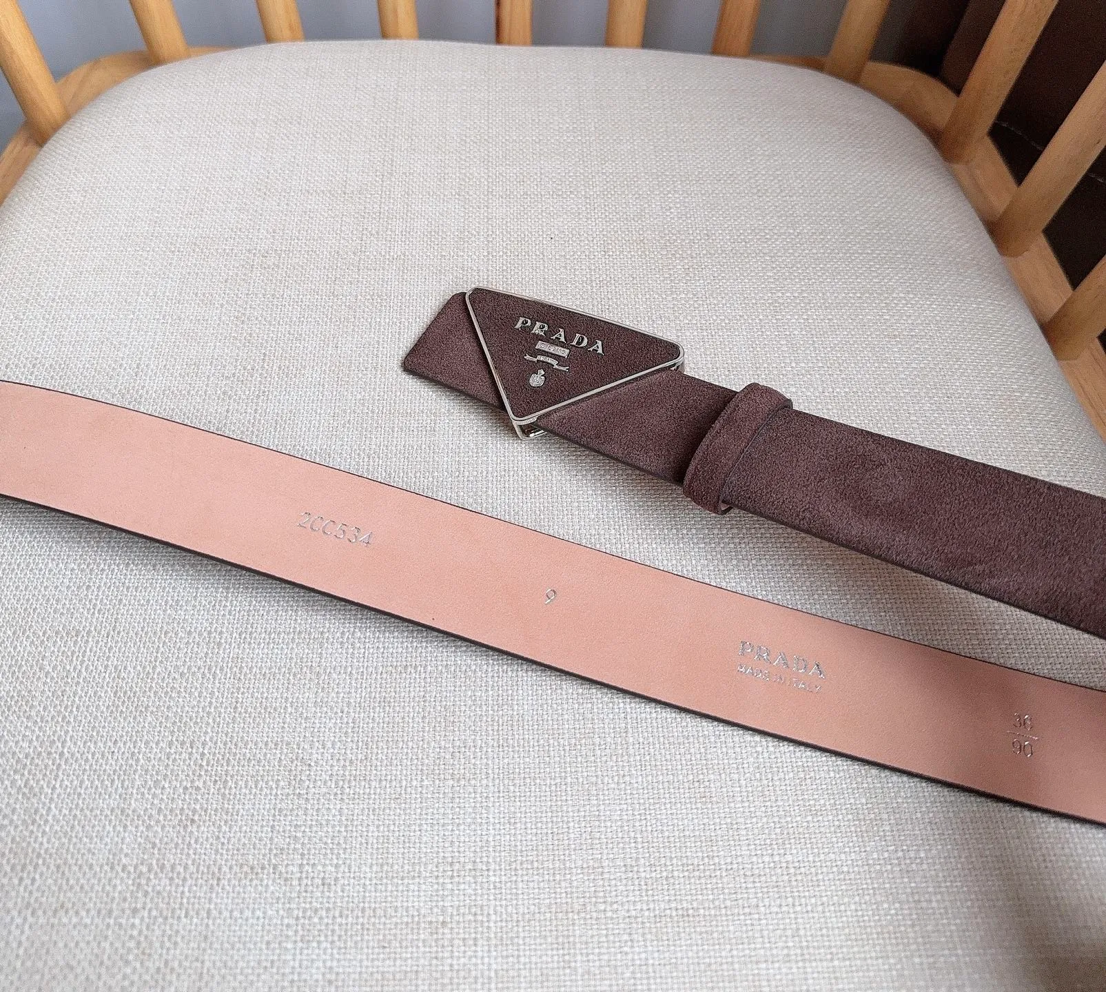💰460💰Full package💰 💍Purchase level PRADA (Prada) ⚡️🌹Latest model at the counter 🎉🎉🎉 This soft suede leather belt has a simple and exquisite design. The triangular logo metal buckle adds the finishing touch to modern accessories. It has unique features and modernity, presenting a refined texture. ⚡️🌹Width: 3.5cm