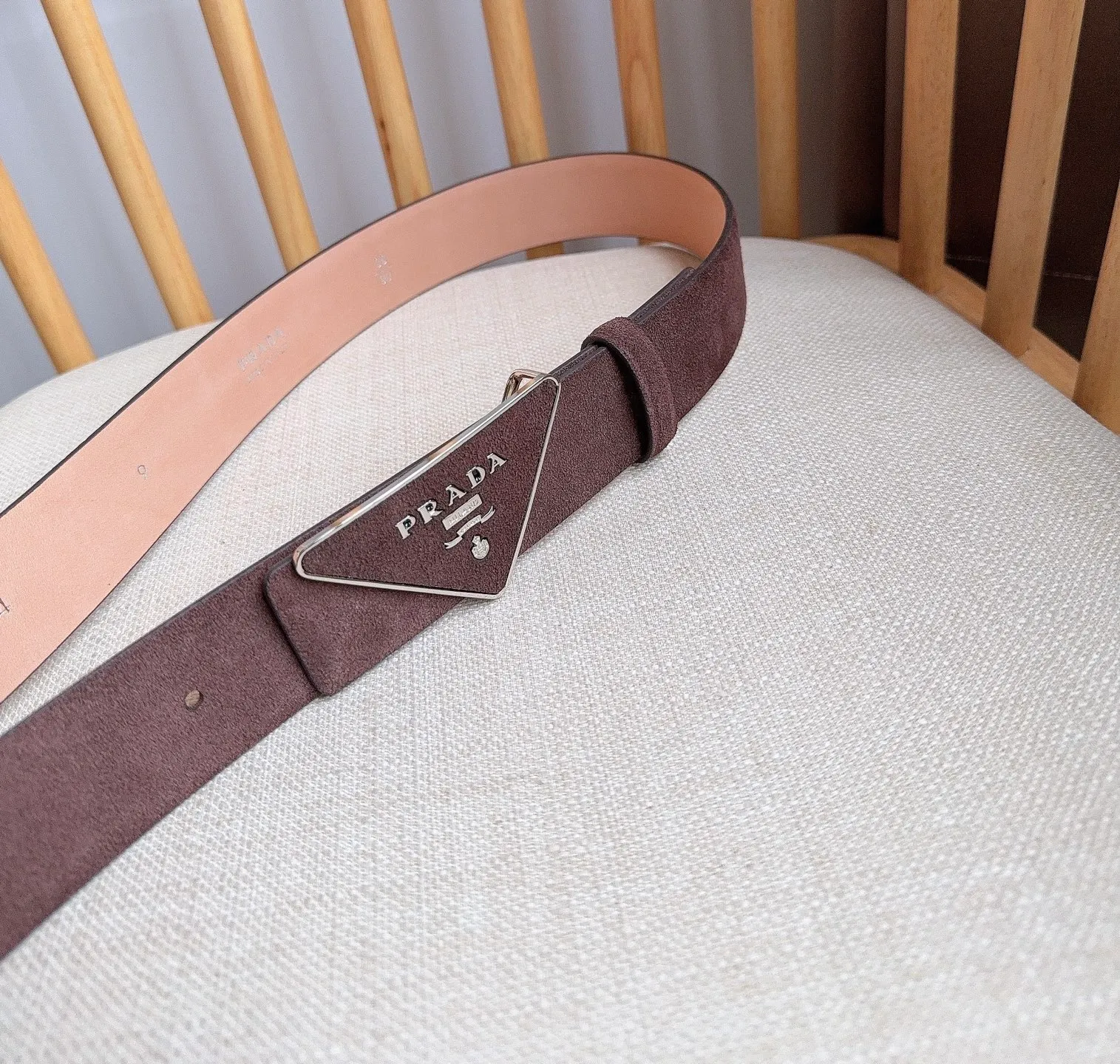💰460💰Full package💰 💍Purchase level PRADA (Prada) ⚡️🌹Latest model at the counter 🎉🎉🎉 This soft suede leather belt has a simple and exquisite design. The triangular logo metal buckle adds the finishing touch to modern accessories. It has unique features and modernity, presenting a refined texture. ⚡️🌹Width: 3.5cm