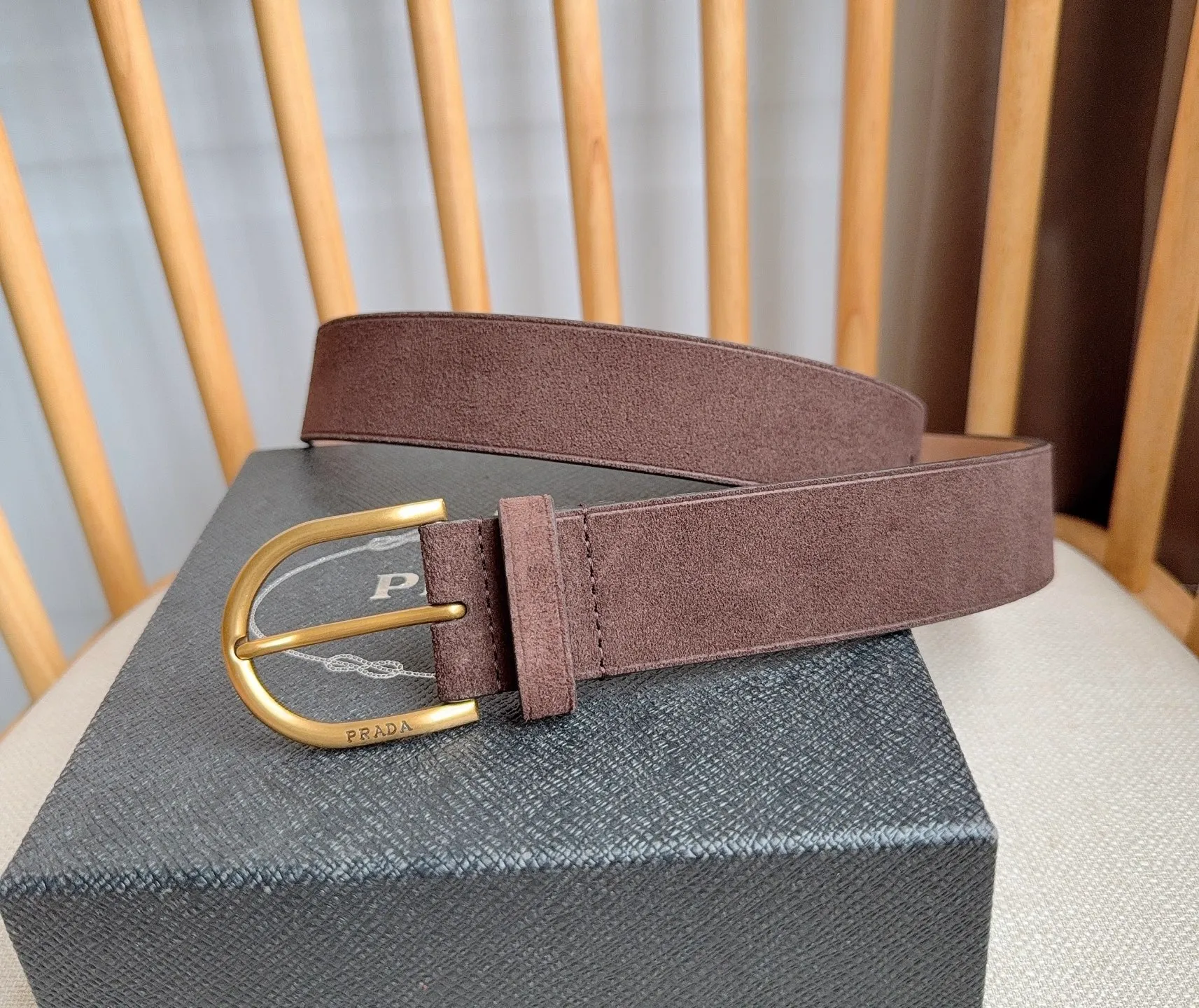 💰460💰Full package💰 💍Purchasing agent level PRADA⚡️🌹 The latest model at the counter 🎉🎉🎉 This soft suede leather belt has a simple and exquisite design. The metal buckle with rounded lines is the finishing touch for modern accessories. It has unique characteristics and modernity, presenting a refined texture. Width: 3.5cm