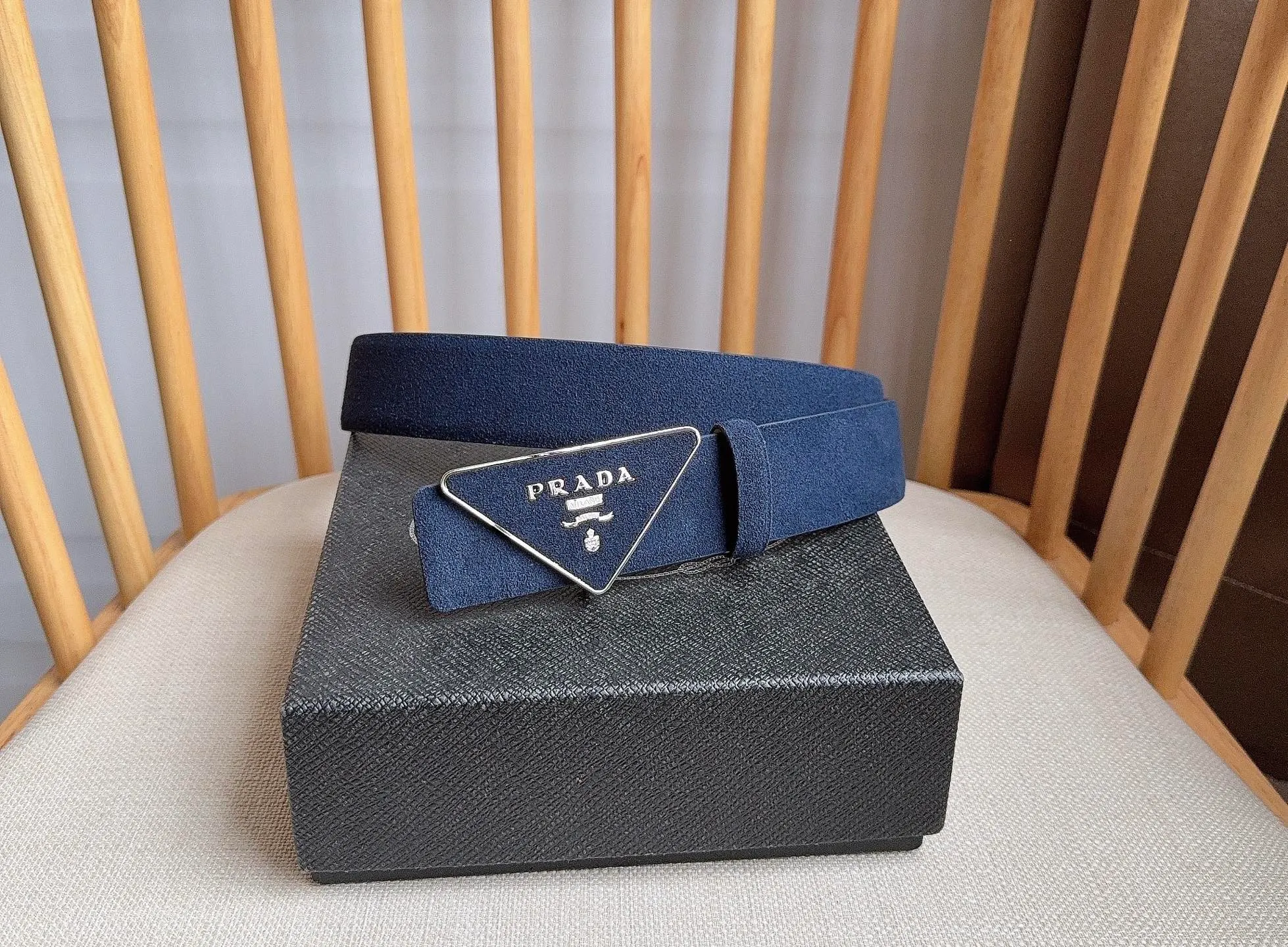 💰460💰Full package💰 💍Purchase level PRADA (Prada) ⚡️🌹Latest model at the counter 🎉🎉🎉 This soft suede leather belt has a simple and exquisite design. The triangular logo metal buckle adds the finishing touch to modern accessories. It has unique features and modernity, presenting a refined texture. ⚡️🌹Width: 3.5cm
