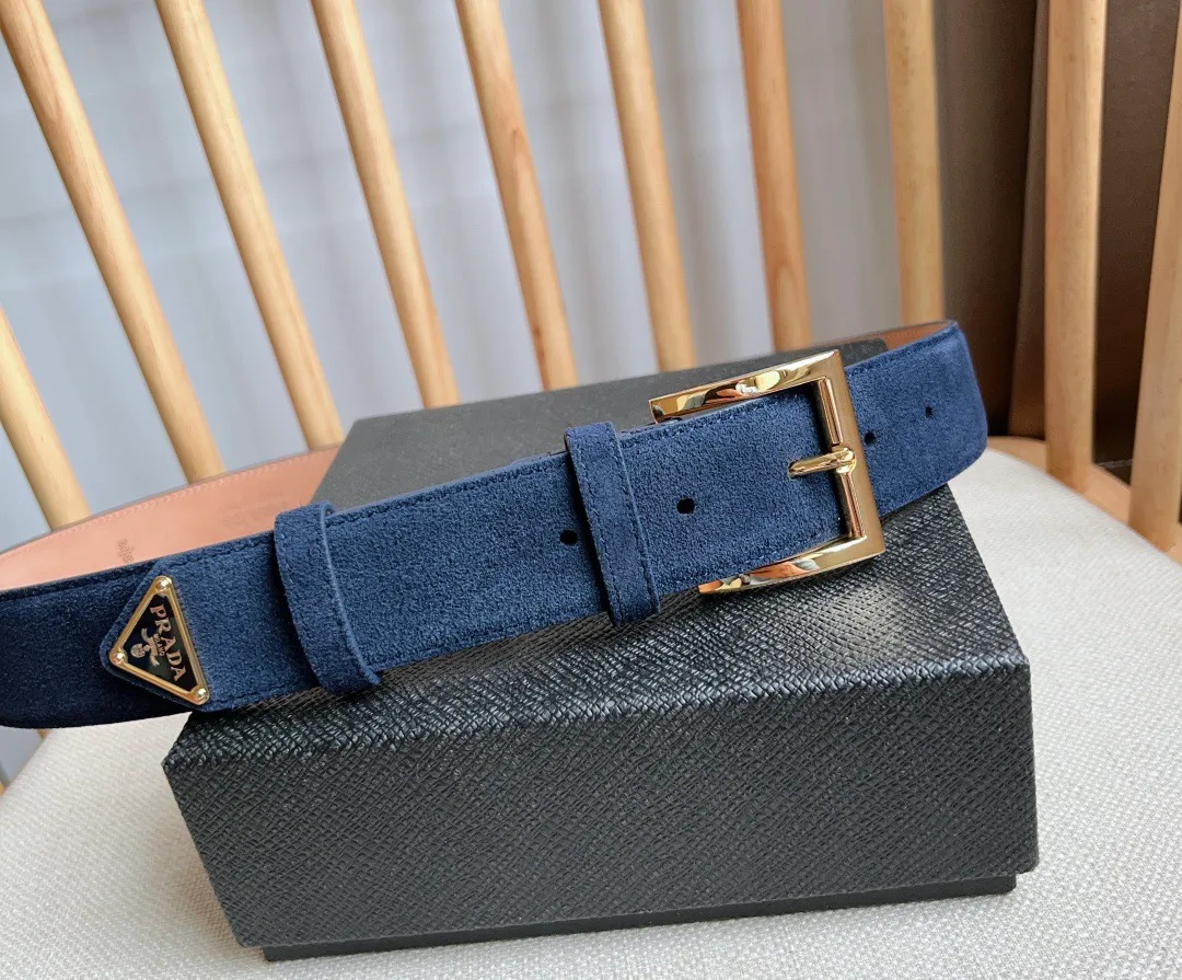 💰480💰Full package💰 💍Purchase-grade PRADA (Prada) ⚡️🌹The latest model at the counter. This suede leather belt has a simple yet exquisite style. The end is eye-catchingly decorated with an enamel triangular metal logo⚡️🌹It is the brand's iconic material. Unisex Width 3.5cm