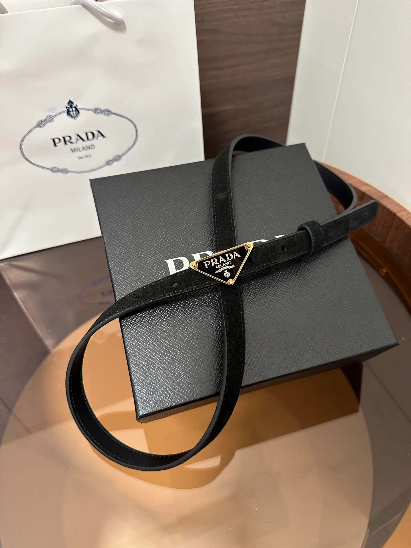 💰460💰Full package💰 💍Purchase level Prada⚡️Suede leather belt ⚡️This suede leather belt uses a fashionable and exquisite design to highlight your personality🌹It is more refined with a metal buckle, reminiscent of the iconic triangle logo⚡️The metal buckle is embellished with an enamel-coated triangle metal logo⚡️Width 1.5cm