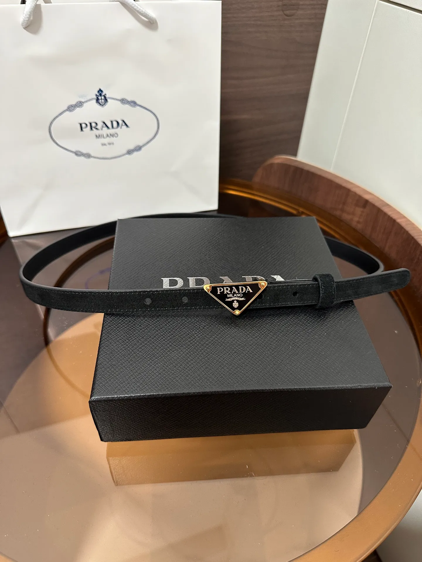 💰460💰Full package💰 💍Purchase level Prada⚡️Suede leather belt ⚡️This suede leather belt uses a fashionable and exquisite design to highlight your personality🌹It is more refined with a metal buckle, reminiscent of the iconic triangle logo⚡️The metal buckle is embellished with an enamel-coated triangle metal logo⚡️Width 1.5cm