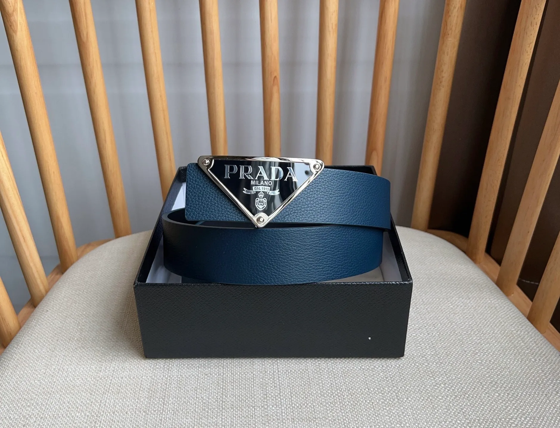 💰480💰Complete package💰 💍Purchasing-grade latest model from PRADA counter 🎉🎉🎉 This buckle-style belt is from the multifunctional modular accessories series and can be matched as you like. The triangular logo shows its unique characteristics and modernity through the universal simple silhouette, presenting a refined texture. Width: 3.5cm