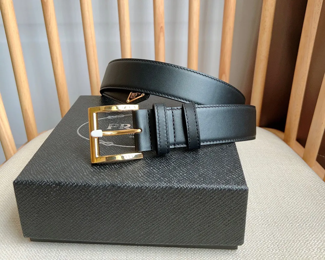 💰480💰Full package💰 💍Purchase-grade latest model from PRADA counters. The tip of this leather belt is decorated with the iconic enameled metal triangle logo. This logo was designed by Mario Prada. It first appeared on the brand's suitcase in 1913. It is unisex and 3.5cm wide.