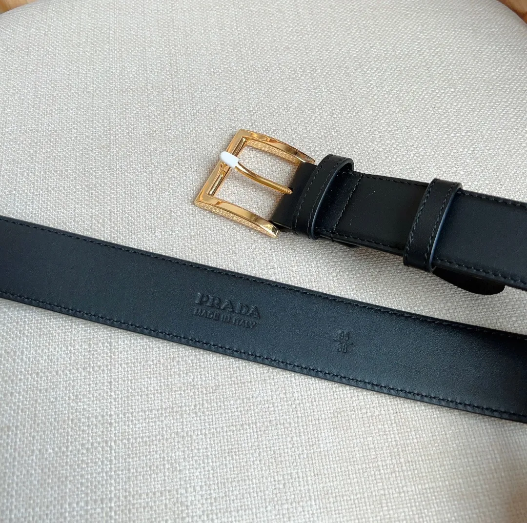 💰480💰Full package💰 💍Purchase-grade latest model from PRADA counters. The tip of this leather belt is decorated with the iconic enameled metal triangle logo. This logo was designed by Mario Prada. It first appeared on the brand's suitcase in 1913. It is unisex and 3.5cm wide.