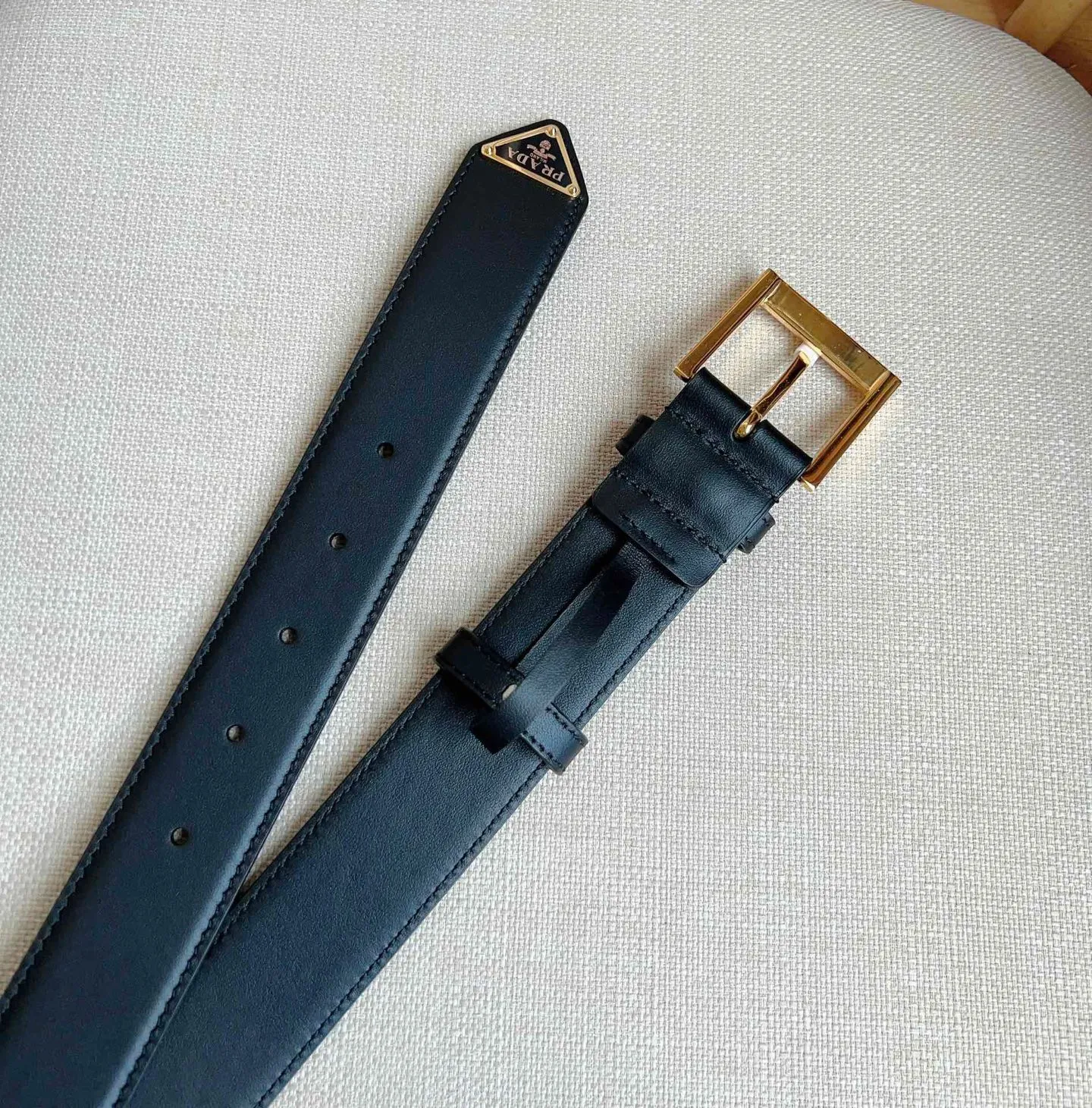 💰480💰Full package💰 💍Purchase-grade latest model from PRADA counters. The tip of this leather belt is decorated with the iconic enameled metal triangle logo. This logo was designed by Mario Prada. It first appeared on the brand's suitcase in 1913. It is unisex and 3.5cm wide.