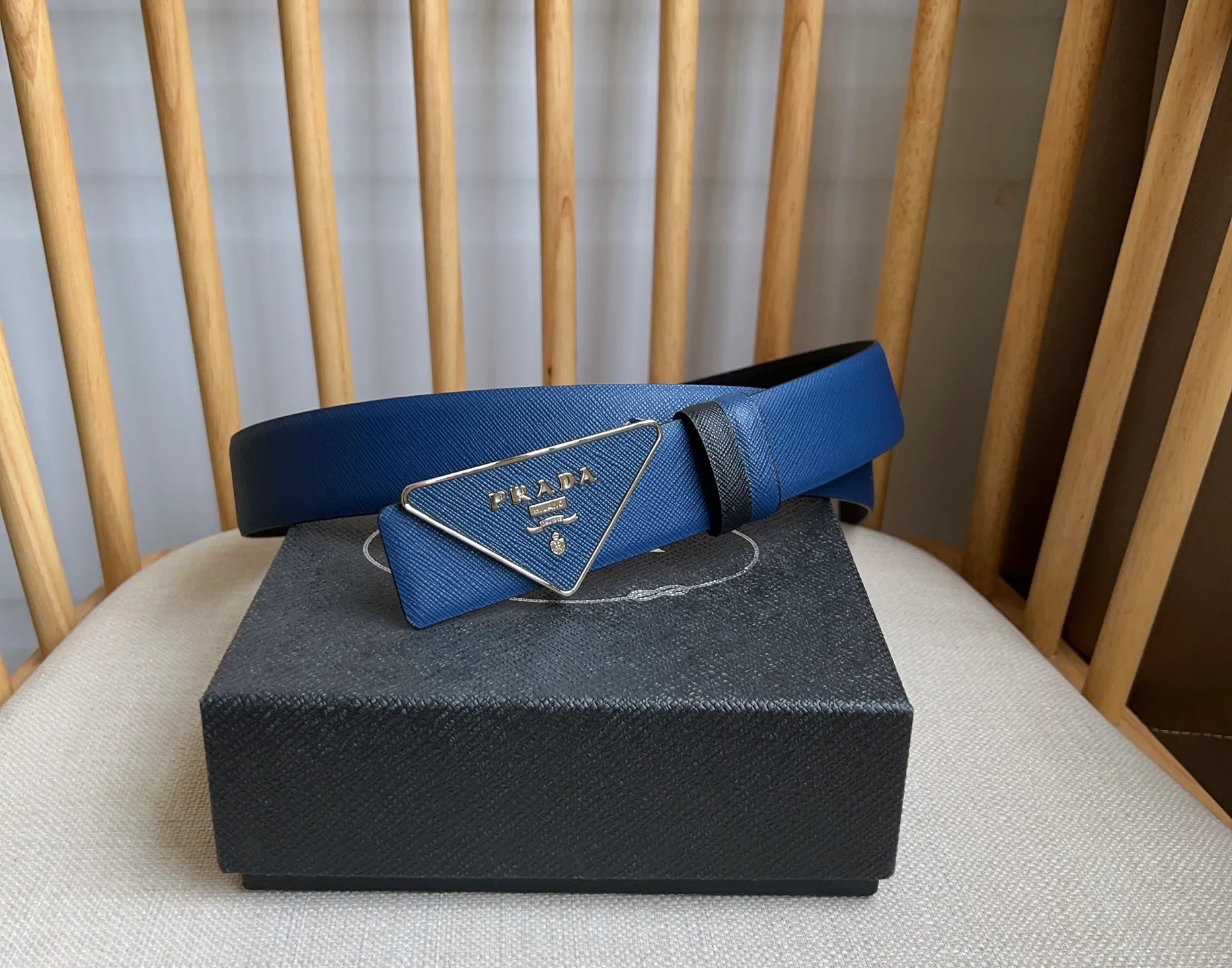 💰460💰Full package💰 💍Purchasing agent level PRADA counter latest model 🎉🎉🎉 This buckle belt is from the multifunctional modular accessories series and can be matched as you like. The triangular logo shows its unique characteristics and modernity through the universal simple silhouette, presenting a refined texture. Width: 3.5cm
