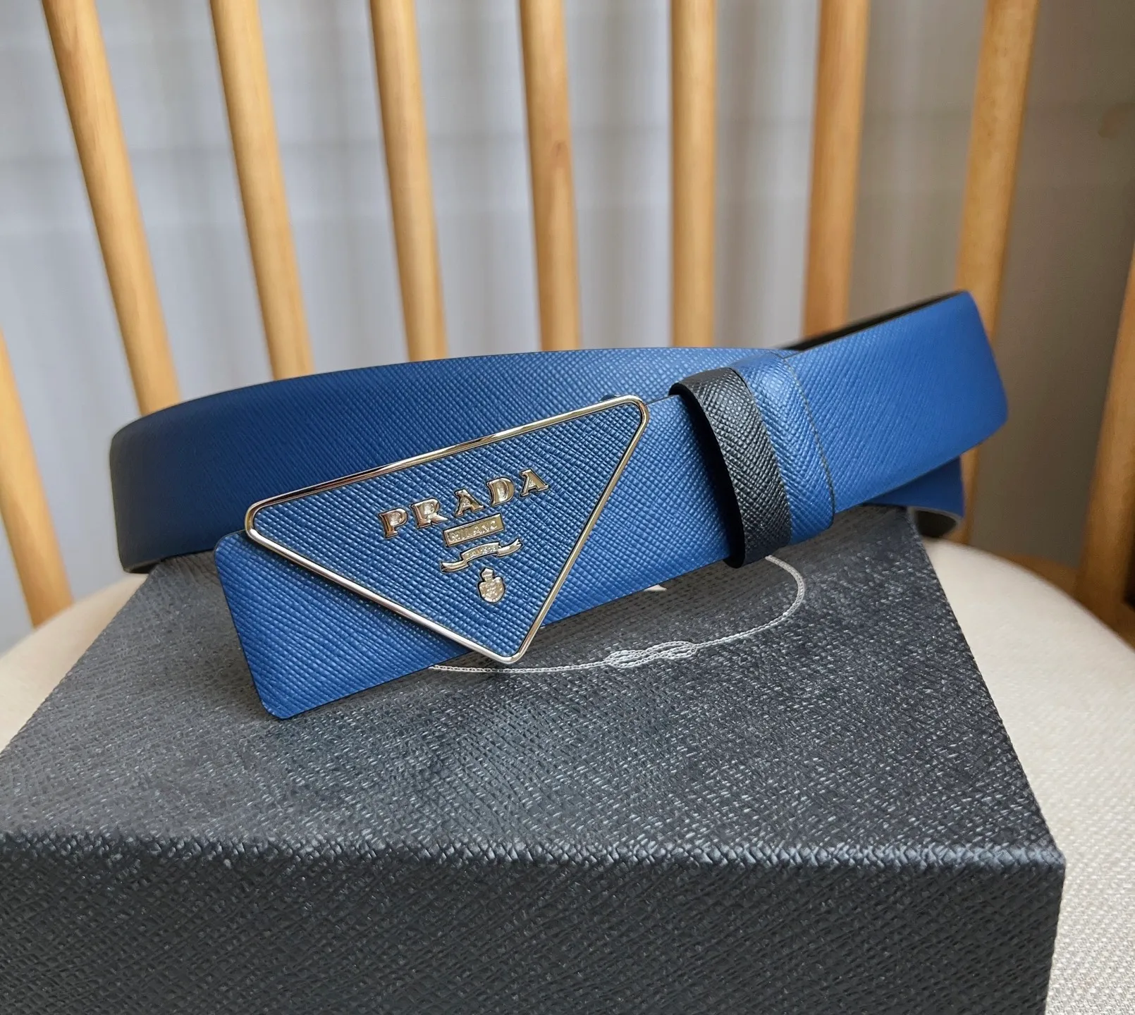 💰460💰Full package💰 💍Purchasing agent level PRADA counter latest model 🎉🎉🎉 This buckle belt is from the multifunctional modular accessories series and can be matched as you like. The triangular logo shows its unique characteristics and modernity through the universal simple silhouette, presenting a refined texture. Width: 3.5cm