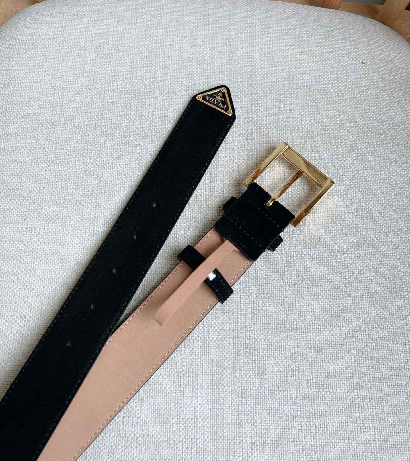 💰480💰Full package💰 💍Purchase-grade PRADA (Prada) ⚡️🌹The latest model at the counter. This suede leather belt has a simple yet exquisite style. The end is eye-catchingly decorated with an enamel triangular metal logo⚡️🌹It is the brand's iconic material. Unisex Width 3.5cm
