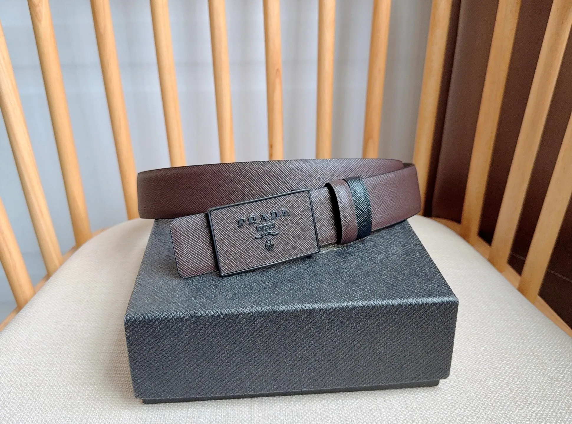 💰460💰Full package💰 💍Purchase-grade latest model from PRADA counter 🎉🎉🎉 This buckle-style belt is from the multi-functional combined accessories series and can be matched as you like. The buckle is decorated with an engraved logo. The simple silhouette shows unique characteristics and modernity, presenting a refined texture. Width: 3.5cm