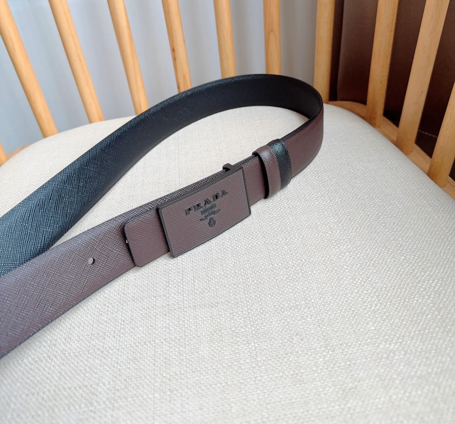 💰460💰Full package💰 💍Purchase-grade latest model from PRADA counter 🎉🎉🎉 This buckle-style belt is from the multi-functional combined accessories series and can be matched as you like. The buckle is decorated with an engraved logo. The simple silhouette shows unique characteristics and modernity, presenting a refined texture. Width: 3.5cm