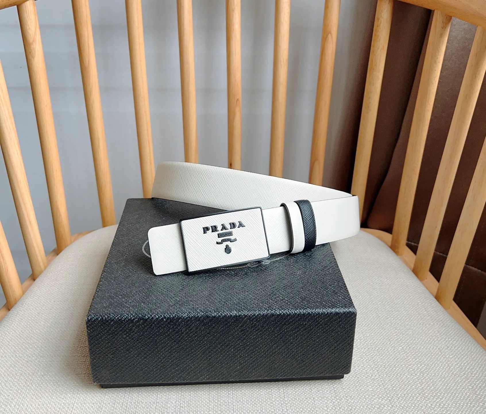 💰480💰Complete package💰 💍Purchasing-grade latest model from PRADA counter 🎉🎉🎉 This buckle-style belt is from the multi-functional combined accessories series and can be matched as you like. The buckle is decorated with an engraved logo. The simple silhouette shows unique characteristics and modernity, presenting a refined texture. Width: 3.5cm