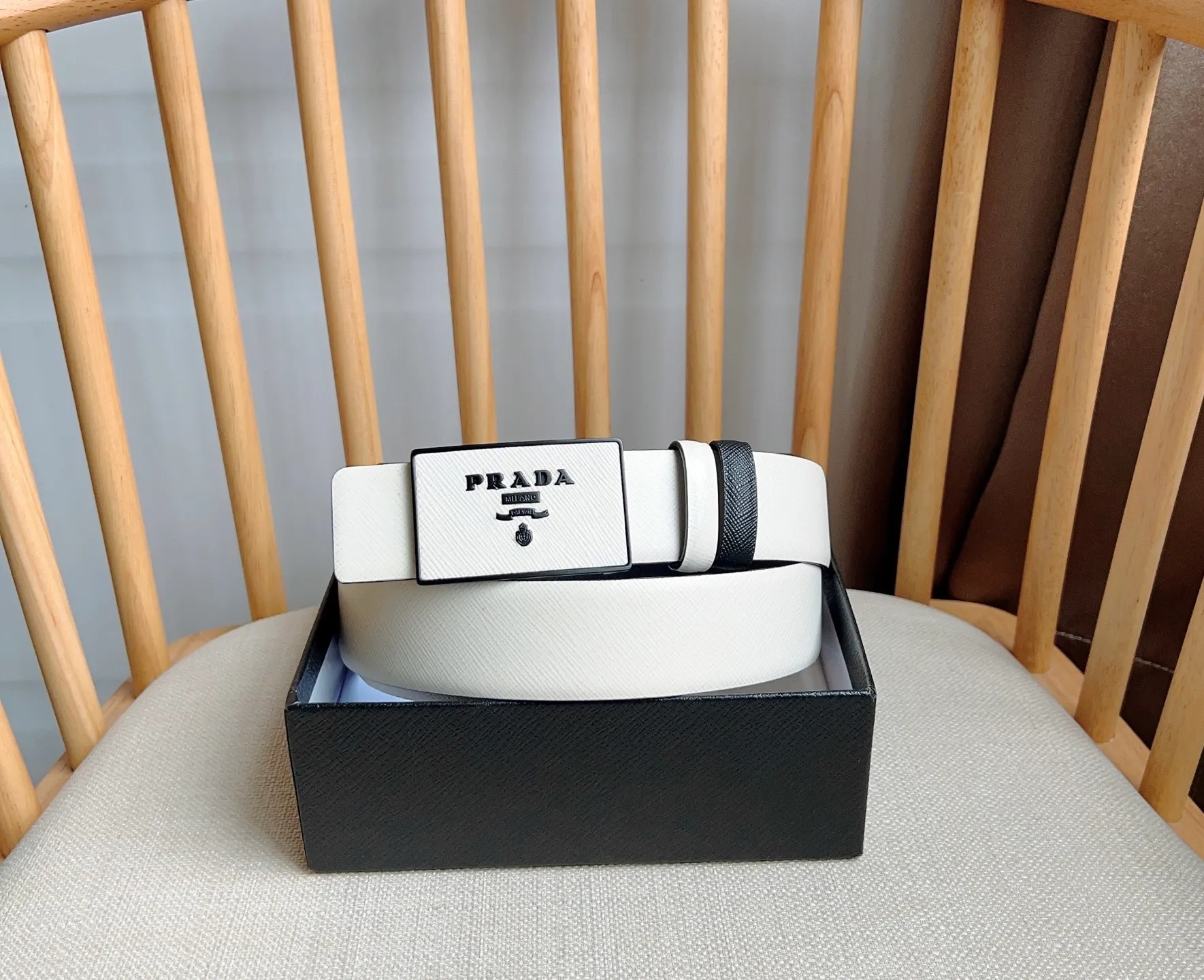💰480💰Complete package💰 💍Purchasing-grade latest model from PRADA counter 🎉🎉🎉 This buckle-style belt is from the multi-functional combined accessories series and can be matched as you like. The buckle is decorated with an engraved logo. The simple silhouette shows unique characteristics and modernity, presenting a refined texture. Width: 3.5cm