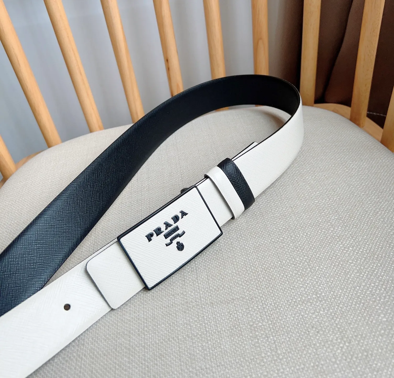 💰480💰Complete package💰 💍Purchasing-grade latest model from PRADA counter 🎉🎉🎉 This buckle-style belt is from the multi-functional combined accessories series and can be matched as you like. The buckle is decorated with an engraved logo. The simple silhouette shows unique characteristics and modernity, presenting a refined texture. Width: 3.5cm