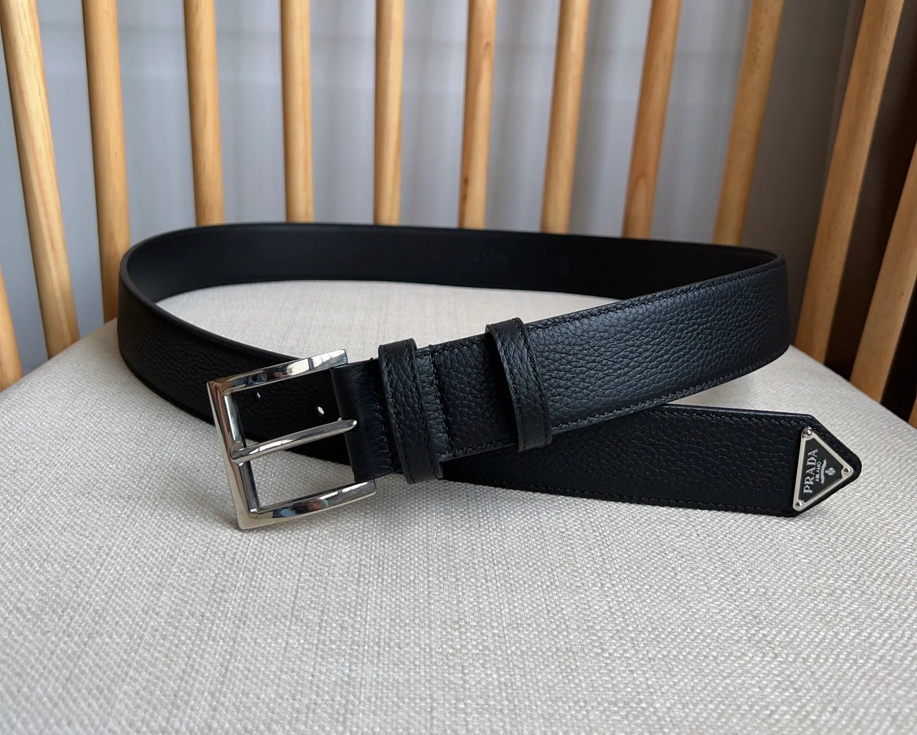 💰480💰Full package💰 💍Purchase-grade latest model from PRADA counters. The tip of this leather belt is decorated with the iconic enameled metal triangle logo. This logo was designed by Mario Prada. It first appeared on the brand's suitcase in 1913. Width 3.5cm