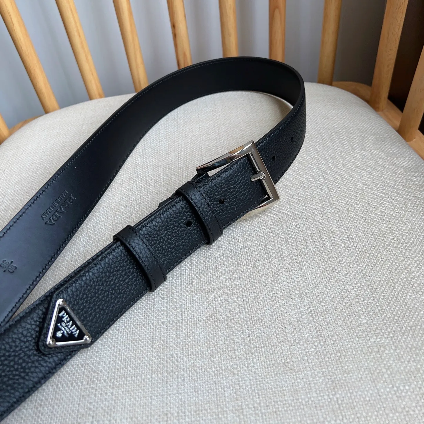 💰480💰Full package💰 💍Purchase-grade latest model from PRADA counters. The tip of this leather belt is decorated with the iconic enameled metal triangle logo. This logo was designed by Mario Prada. It first appeared on the brand's suitcase in 1913. Width 3.5cm