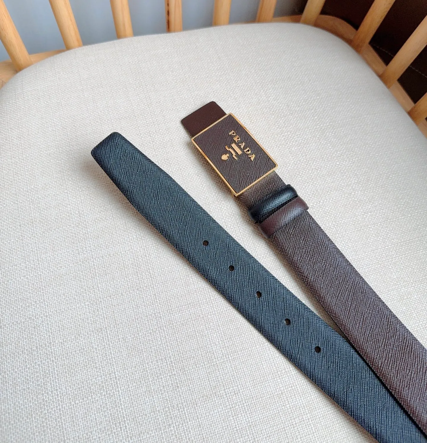 💰460💰Full package💰 💍Purchase-grade latest model from PRADA counter 🎉🎉🎉 This buckle-style belt is from the multi-functional combined accessories series and can be matched as you like. The buckle is decorated with an engraved logo. The simple silhouette shows unique characteristics and modernity, presenting a refined texture. Width: 3.5cm