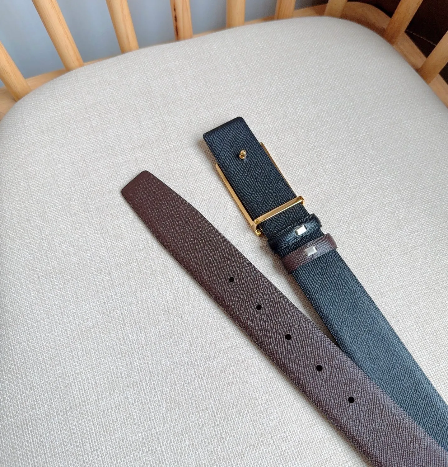 💰460💰Full package💰 💍Purchase-grade latest model from PRADA counter 🎉🎉🎉 This buckle-style belt is from the multi-functional combined accessories series and can be matched as you like. The buckle is decorated with an engraved logo. The simple silhouette shows unique characteristics and modernity, presenting a refined texture. Width: 3.5cm