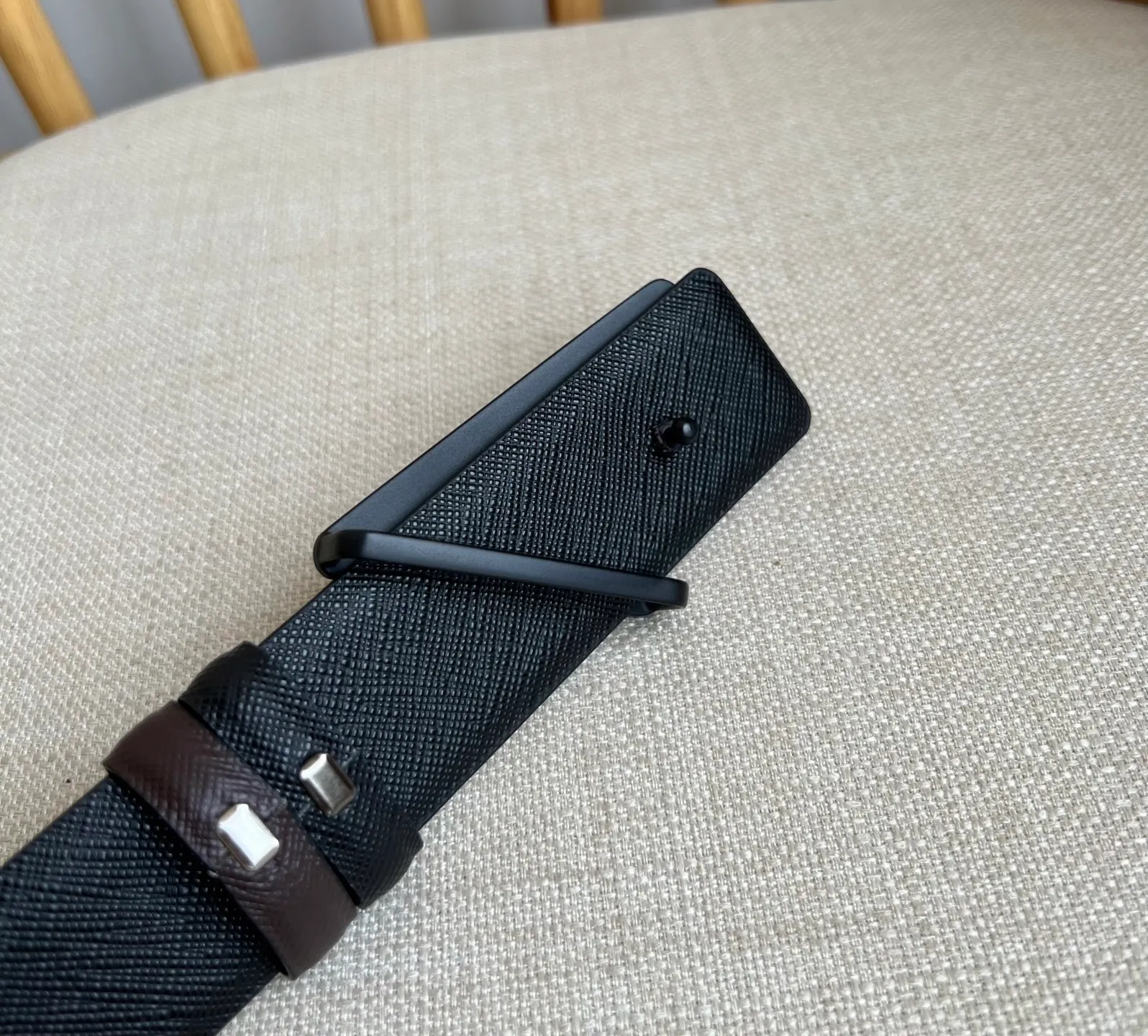 💰460💰Full package💰 💍Purchasing agent level PRADA counter latest model 🎉🎉🎉 This buckle belt is from the multifunctional modular accessories series and can be matched as you like. The triangular logo shows its unique characteristics and modernity through the universal simple silhouette, presenting a refined texture. Width: 3.5cm