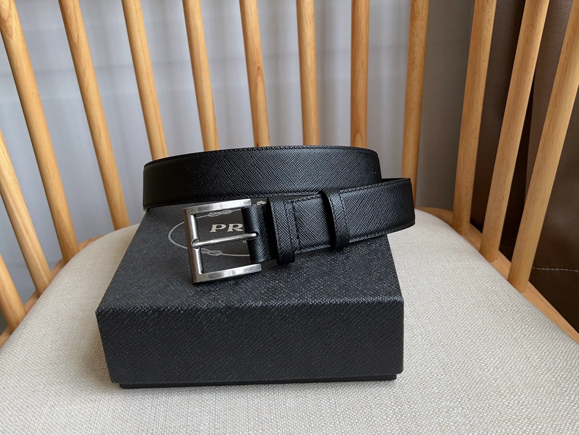 💰480💰Full package💰 💍Purchase-grade latest model from PRADA counters. The tip of this leather belt is decorated with the iconic enameled metal triangle logo. This logo was designed by Mario Prada. It first appeared on the brand's suitcase in 1913. It is unisex and 3.5cm wide.