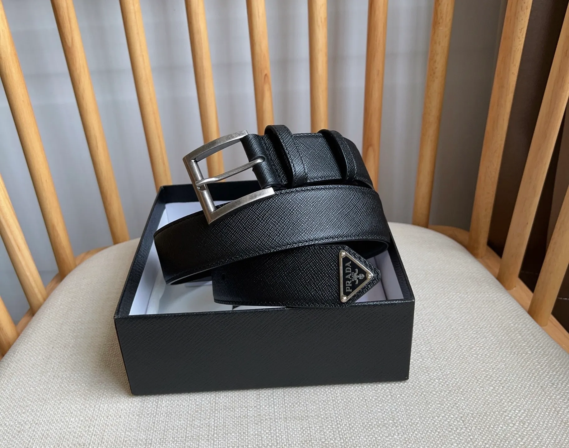 💰480💰Full package💰 💍Purchase-grade latest model from PRADA counters. The tip of this leather belt is decorated with the iconic enameled metal triangle logo. This logo was designed by Mario Prada. It first appeared on the brand's suitcase in 1913. It is unisex and 3.5cm wide.
