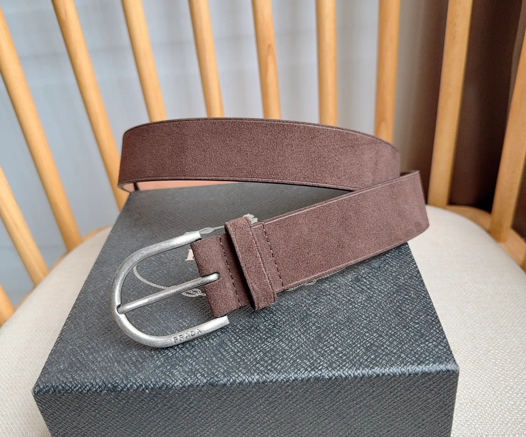 💰460💰Full package💰 💍Purchasing agent level PRADA⚡️🌹 The latest model at the counter 🎉🎉🎉 This soft suede leather belt has a simple and exquisite design. The metal buckle with rounded lines is the finishing touch for modern accessories. It has unique characteristics and modernity, presenting a refined texture. Width: 3.5cm