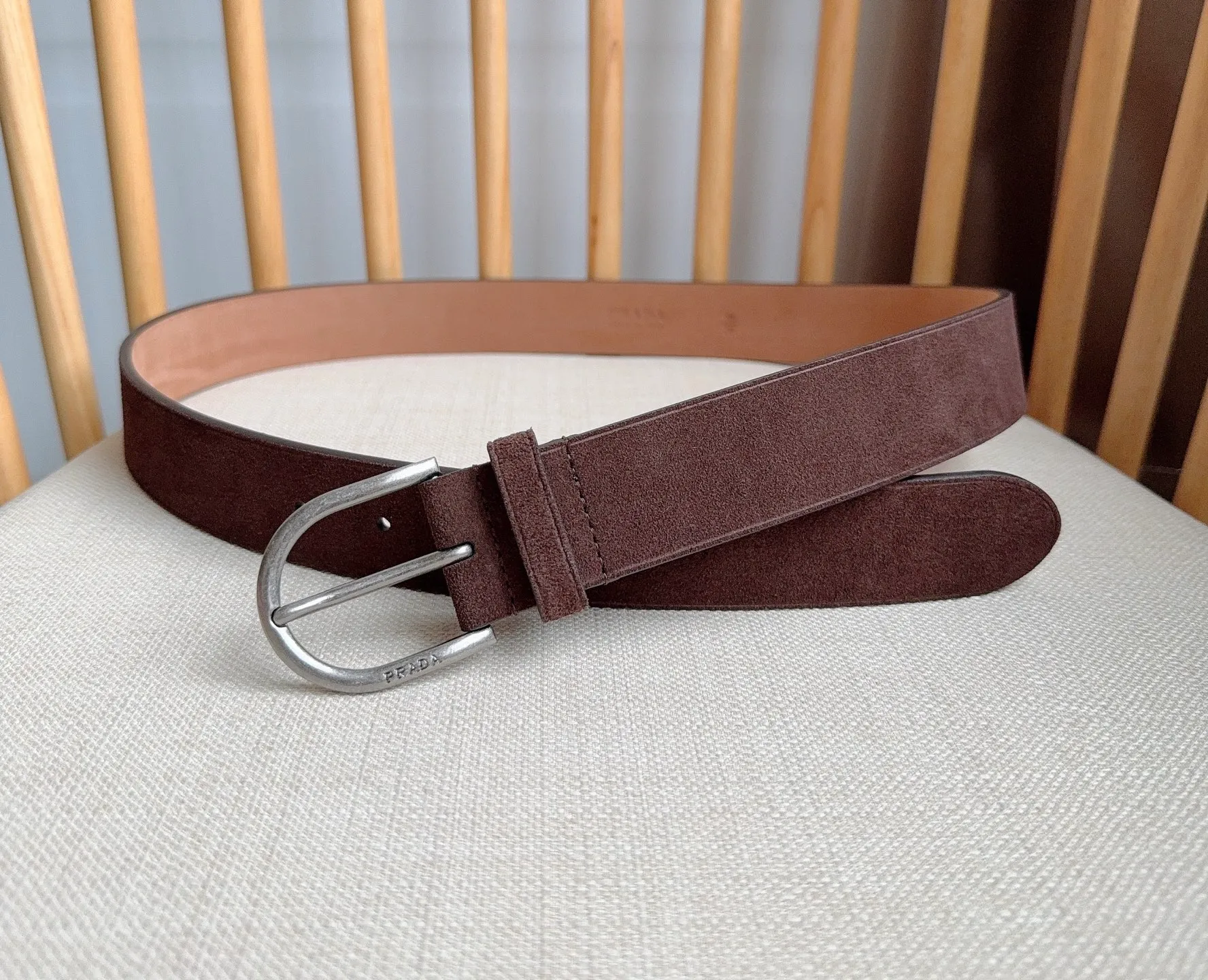 💰460💰Full package💰 💍Purchasing agent level PRADA⚡️🌹 The latest model at the counter 🎉🎉🎉 This soft suede leather belt has a simple and exquisite design. The metal buckle with rounded lines is the finishing touch for modern accessories. It has unique characteristics and modernity, presenting a refined texture. Width: 3.5cm