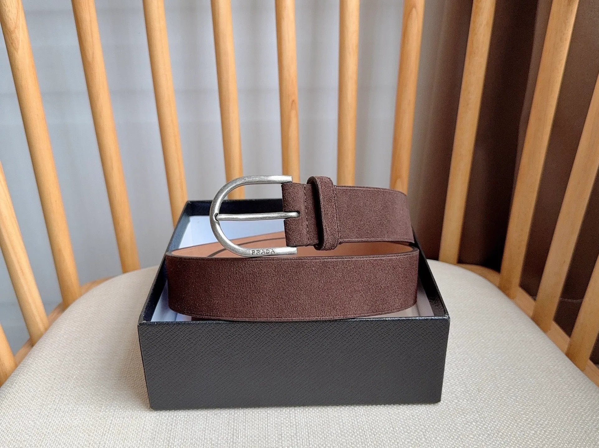 💰460💰Full package💰 💍Purchasing agent level PRADA⚡️🌹 The latest model at the counter 🎉🎉🎉 This soft suede leather belt has a simple and exquisite design. The metal buckle with rounded lines is the finishing touch for modern accessories. It has unique characteristics and modernity, presenting a refined texture. Width: 3.5cm