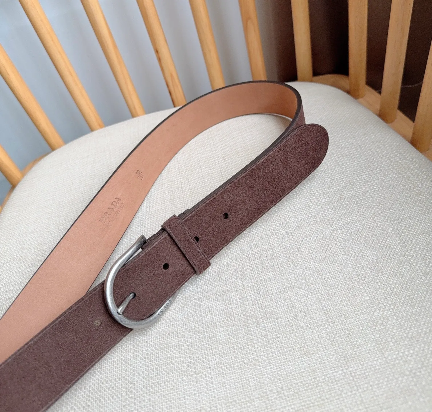 💰460💰Full package💰 💍Purchasing agent level PRADA⚡️🌹 The latest model at the counter 🎉🎉🎉 This soft suede leather belt has a simple and exquisite design. The metal buckle with rounded lines is the finishing touch for modern accessories. It has unique characteristics and modernity, presenting a refined texture. Width: 3.5cm