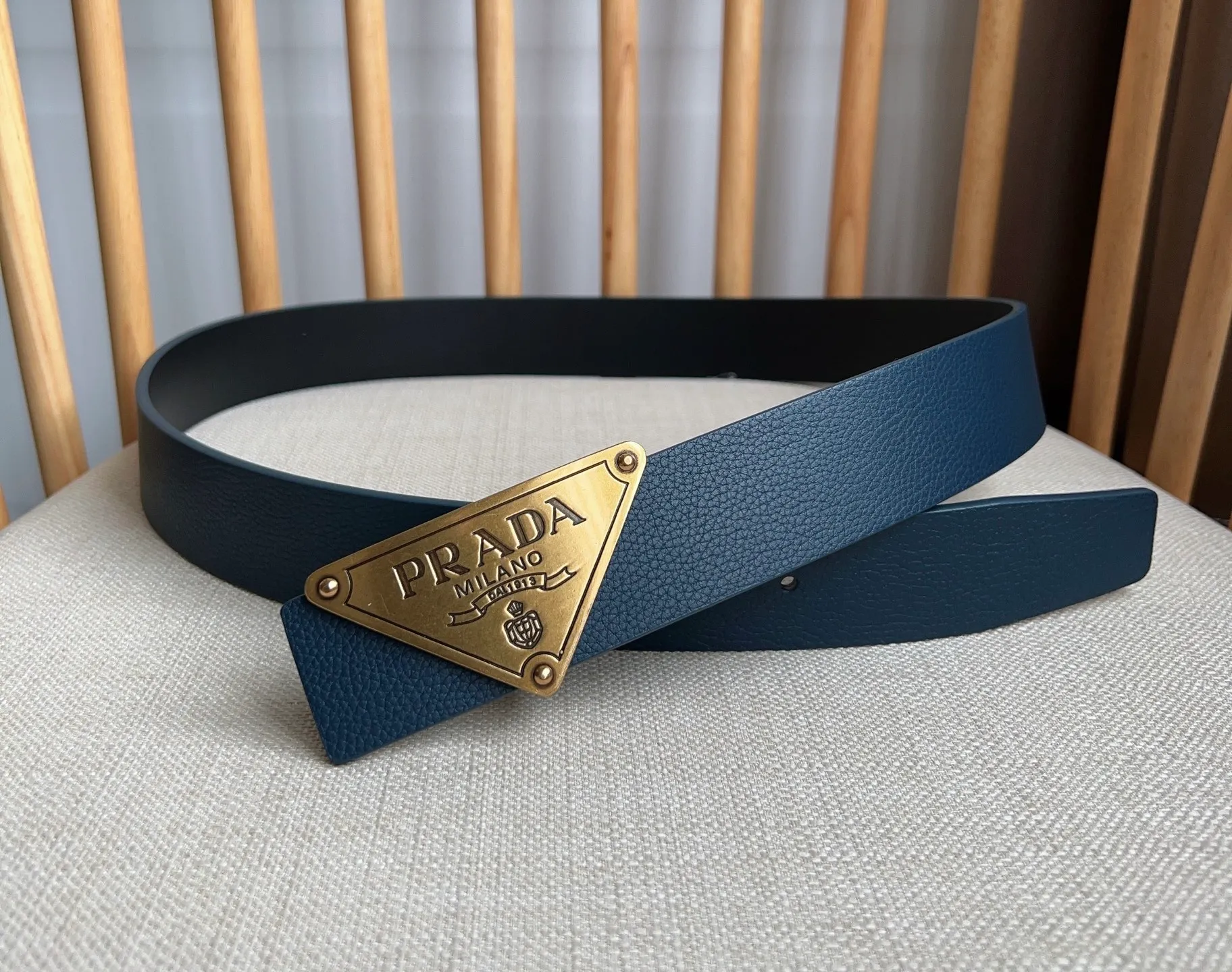 💰480💰Complete package💰 💍Purchasing-grade latest model from PRADA counter 🎉🎉🎉 This buckle-style belt is from the multifunctional modular accessories series and can be matched as you like. The triangular logo shows its unique characteristics and modernity through the universal simple silhouette, presenting a refined texture. Width: 3.5cm