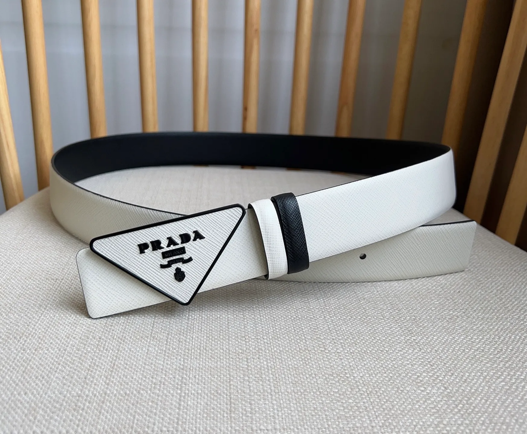 💰460💰Full package💰 💍Purchasing agent level PRADA counter latest model 🎉🎉🎉 This buckle belt is from the multifunctional modular accessories series and can be matched as you like. The triangular logo shows its unique characteristics and modernity through the universal simple silhouette, presenting a refined texture. Width: 3.5cm