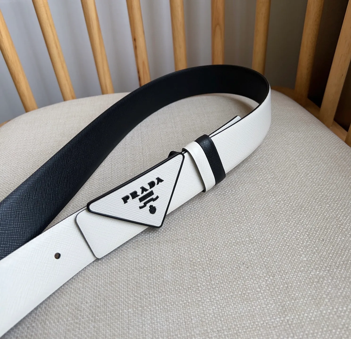 💰460💰Full package💰 💍Purchasing agent level PRADA counter latest model 🎉🎉🎉 This buckle belt is from the multifunctional modular accessories series and can be matched as you like. The triangular logo shows its unique characteristics and modernity through the universal simple silhouette, presenting a refined texture. Width: 3.5cm