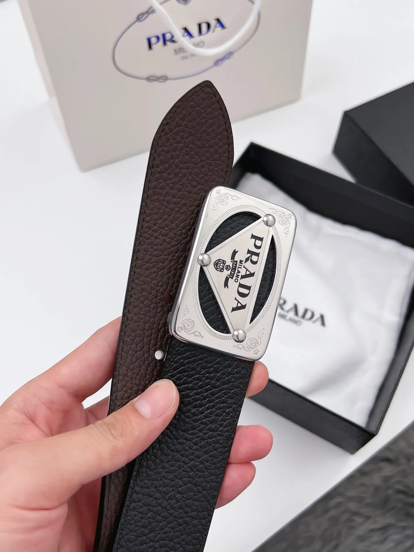 💰480💰Authentic packaging💰 💍Purchase grade Prada 3.8cm Material: Customer-provided natural pebbled calf leather, black with coffee, full-grain leather, thick leather, full feel. The overall grade is very high. Button head: pure steel buckle (gold silver). Size: 100-125CM (can be cut) Packaging: high-end gift box packaging