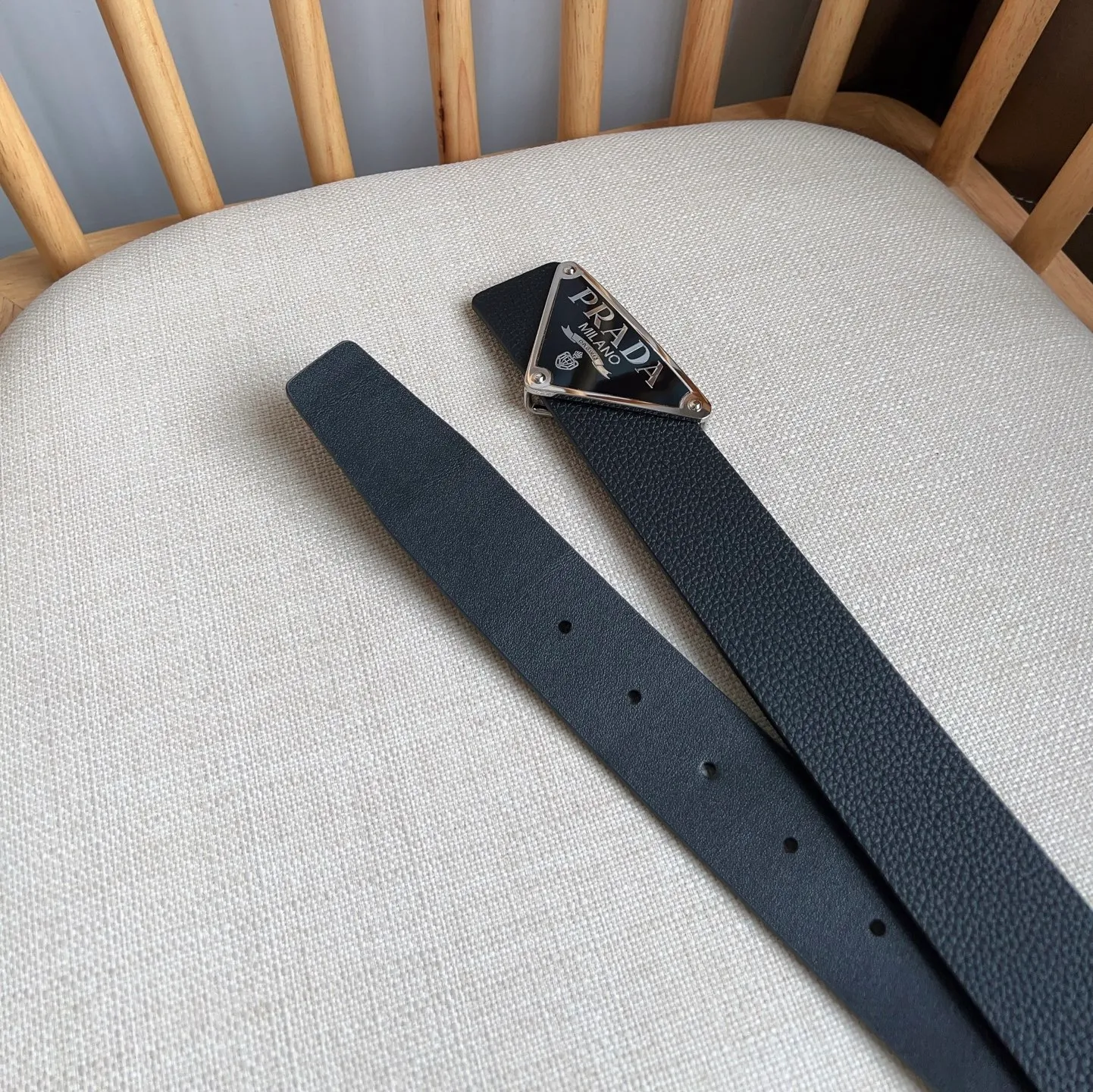 💰480💰Complete package💰 💍Purchasing-grade latest model from PRADA counter 🎉🎉🎉 This buckle-style belt is from the multifunctional modular accessories series and can be matched as you like. The triangular logo shows its unique characteristics and modernity through the universal simple silhouette, presenting a refined texture. Width: 3.5cm