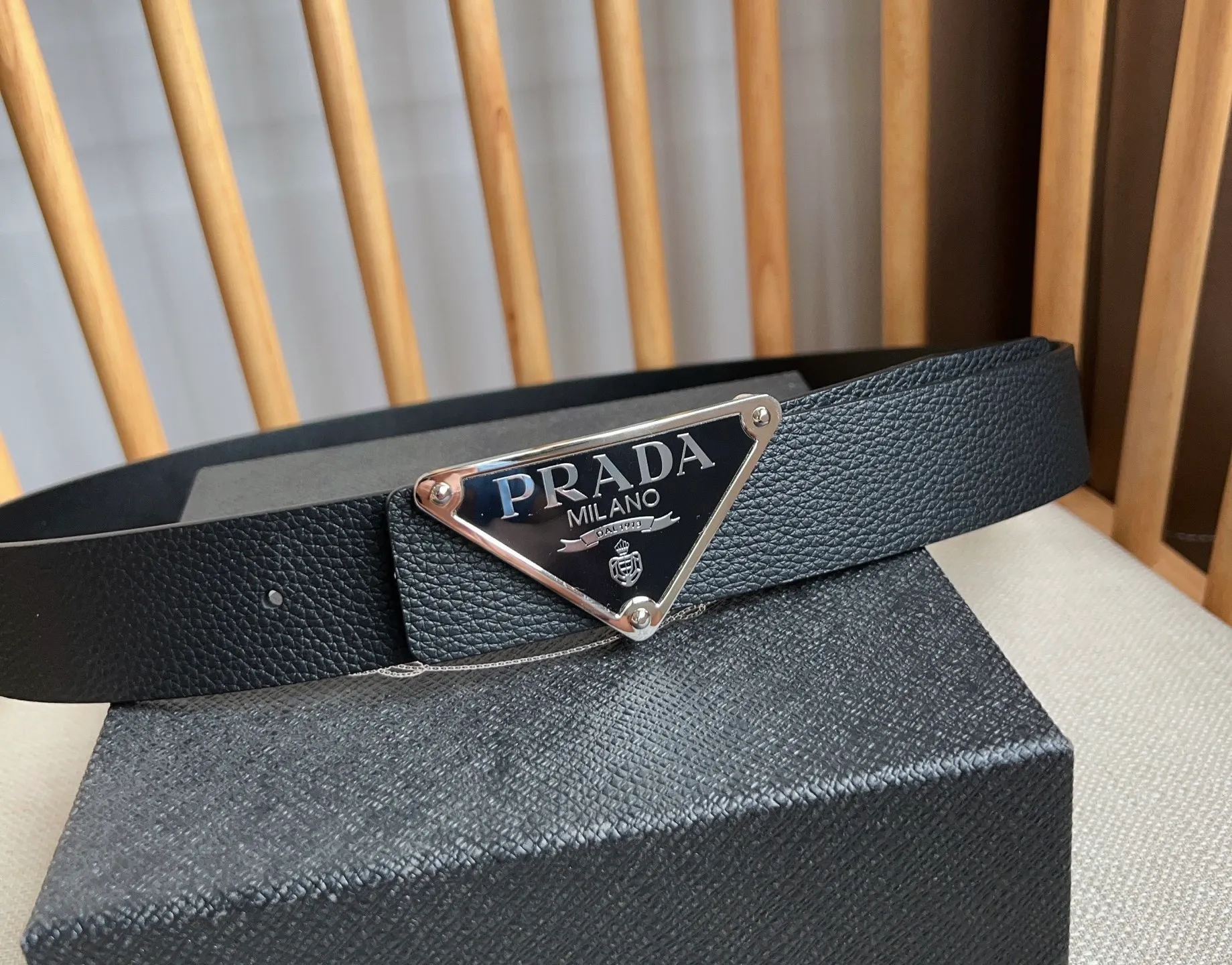 💰480💰Complete package💰 💍Purchasing-grade latest model from PRADA counter 🎉🎉🎉 This buckle-style belt is from the multifunctional modular accessories series and can be matched as you like. The triangular logo shows its unique characteristics and modernity through the universal simple silhouette, presenting a refined texture. Width: 3.5cm