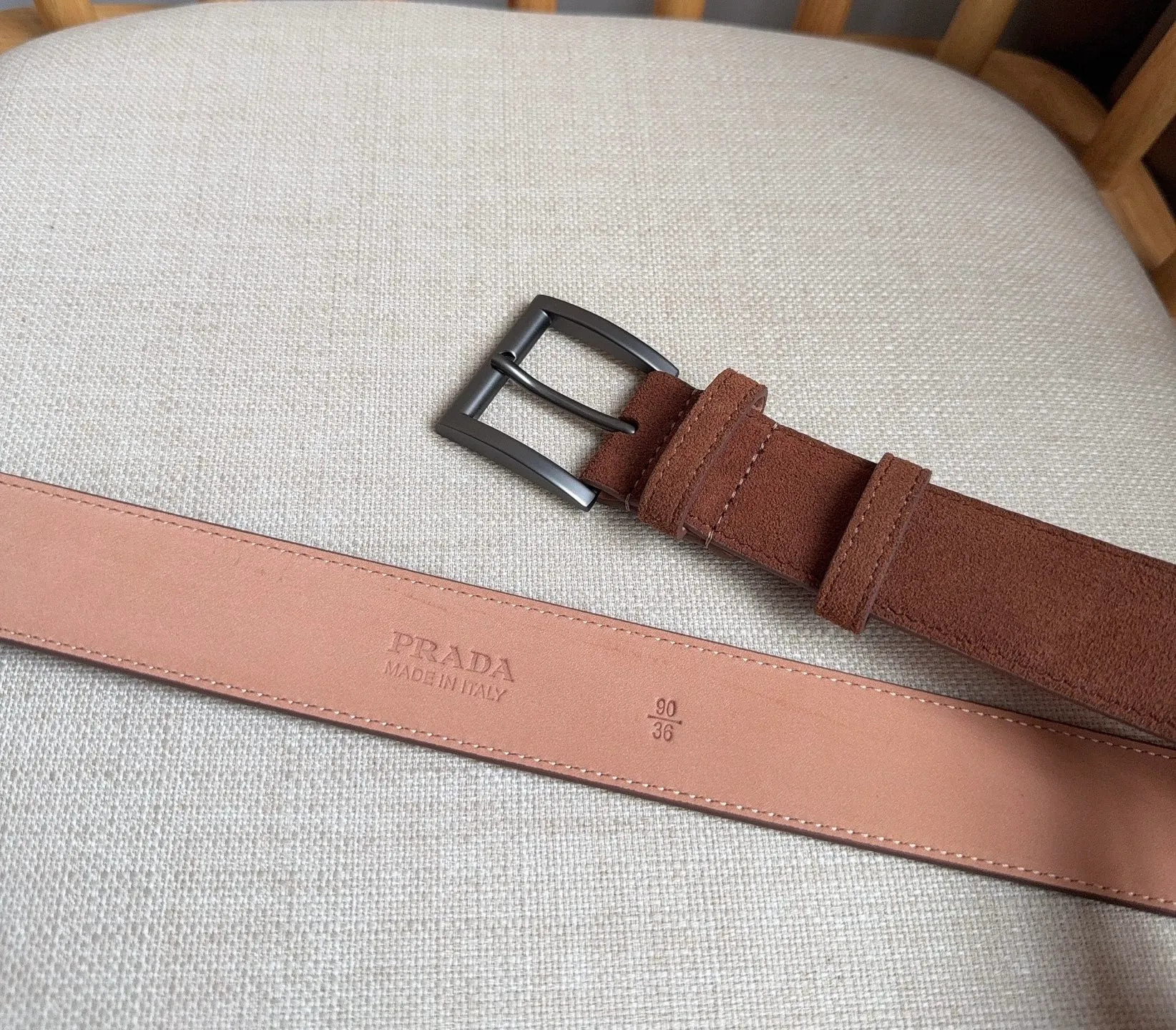 💰480💰Full package💰 💍Purchase-grade PRADA (Prada) ⚡️🌹The latest model at the counter. This suede leather belt has a simple yet exquisite style. The end is eye-catchingly decorated with an enamel triangular metal logo⚡️🌹It is the brand's iconic material. Unisex Width 3.5cm