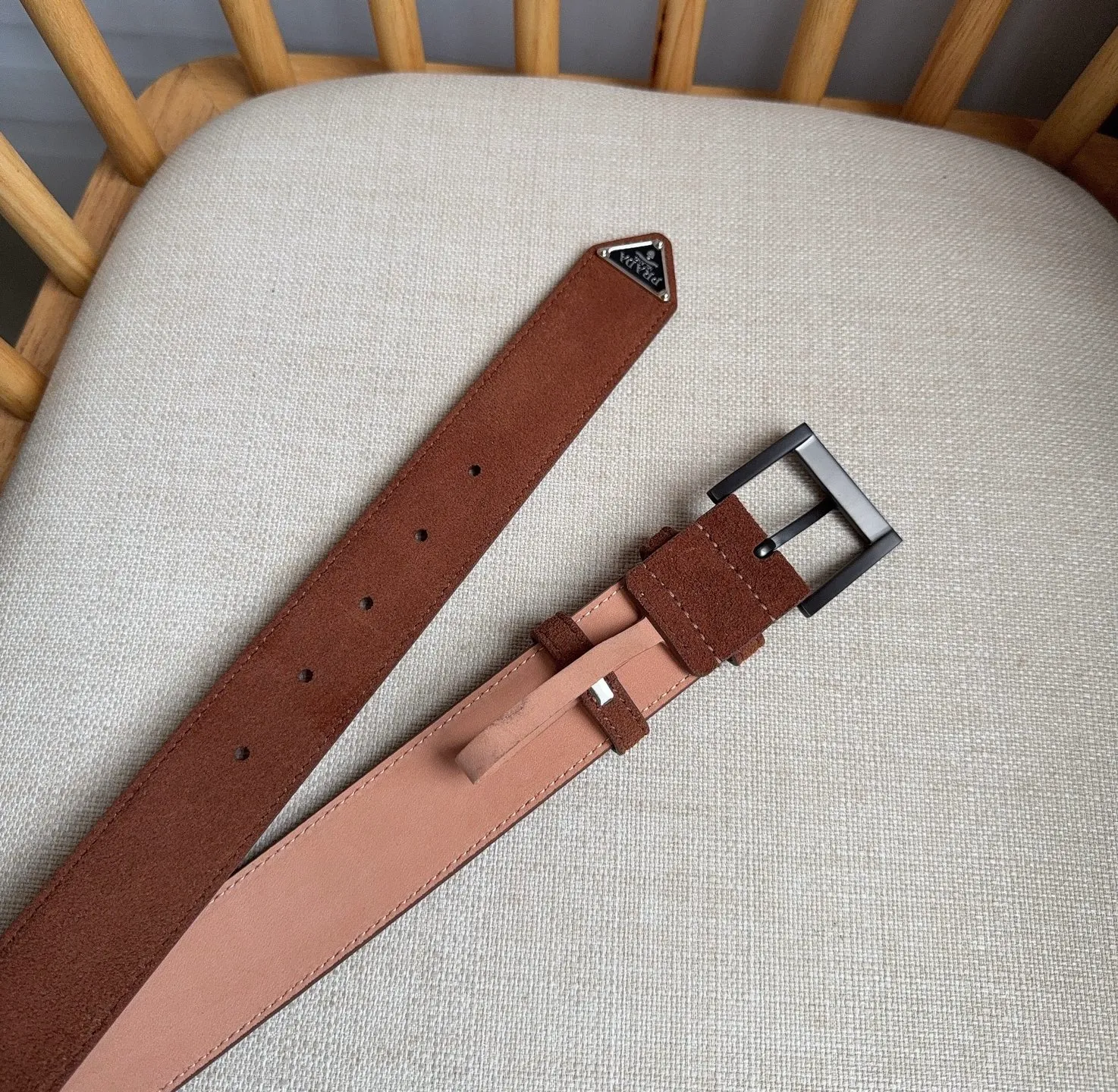 💰480💰Full package💰 💍Purchase-grade PRADA (Prada) ⚡️🌹The latest model at the counter. This suede leather belt has a simple yet exquisite style. The end is eye-catchingly decorated with an enamel triangular metal logo⚡️🌹It is the brand's iconic material. Unisex Width 3.5cm