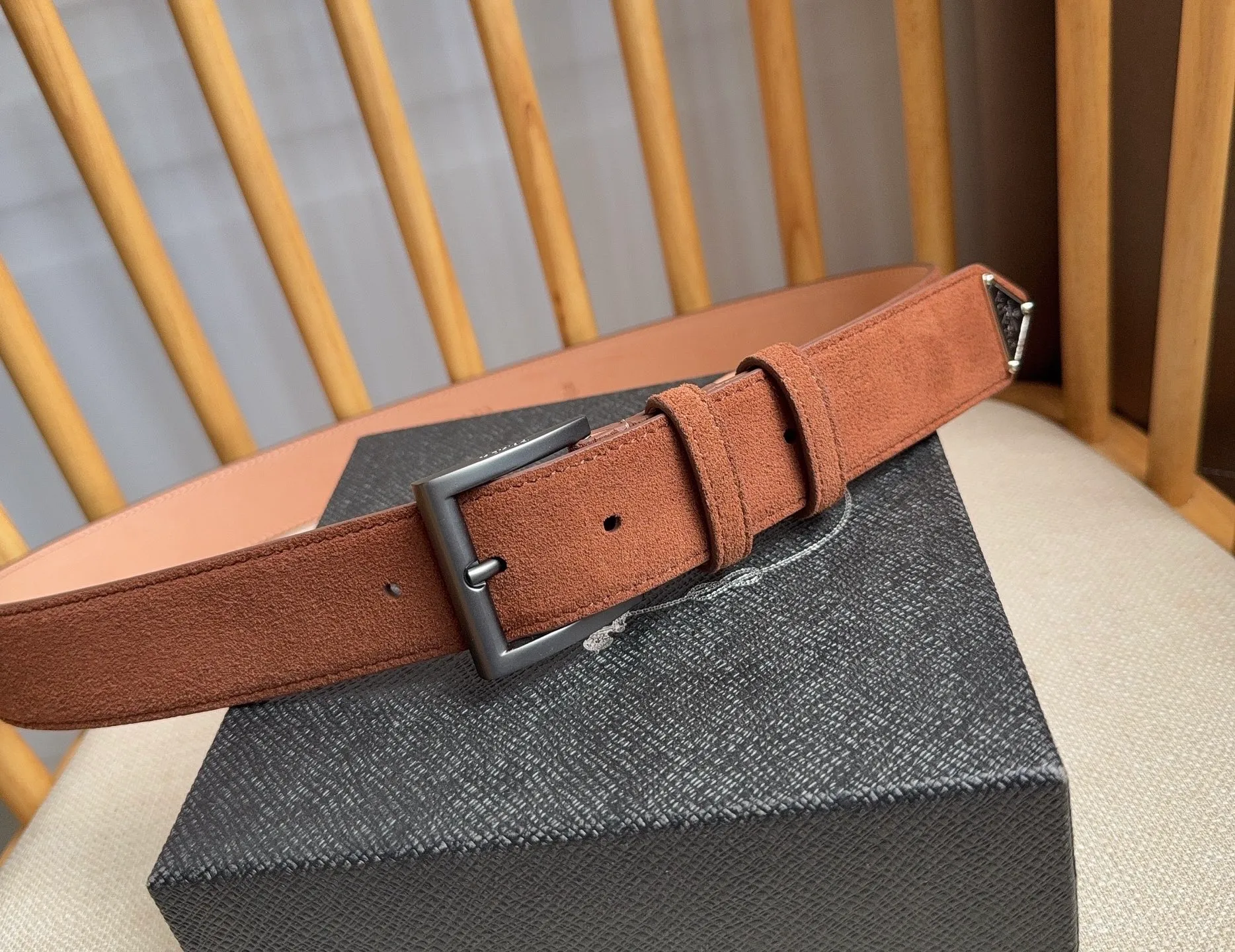 💰480💰Full package💰 💍Purchase-grade PRADA (Prada) ⚡️🌹The latest model at the counter. This suede leather belt has a simple yet exquisite style. The end is eye-catchingly decorated with an enamel triangular metal logo⚡️🌹It is the brand's iconic material. Unisex Width 3.5cm