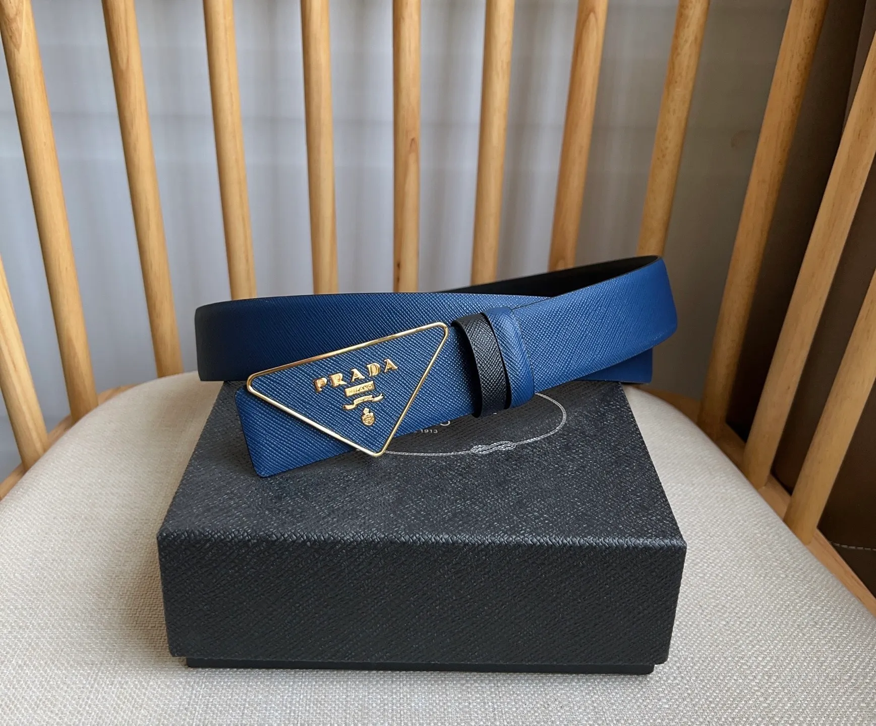 💰460💰Full package💰 💍Purchasing agent level PRADA counter latest model 🎉🎉🎉 This buckle belt is from the multifunctional modular accessories series and can be matched as you like. The triangular logo shows its unique characteristics and modernity through the universal simple silhouette, presenting a refined texture. Width: 3.5cm