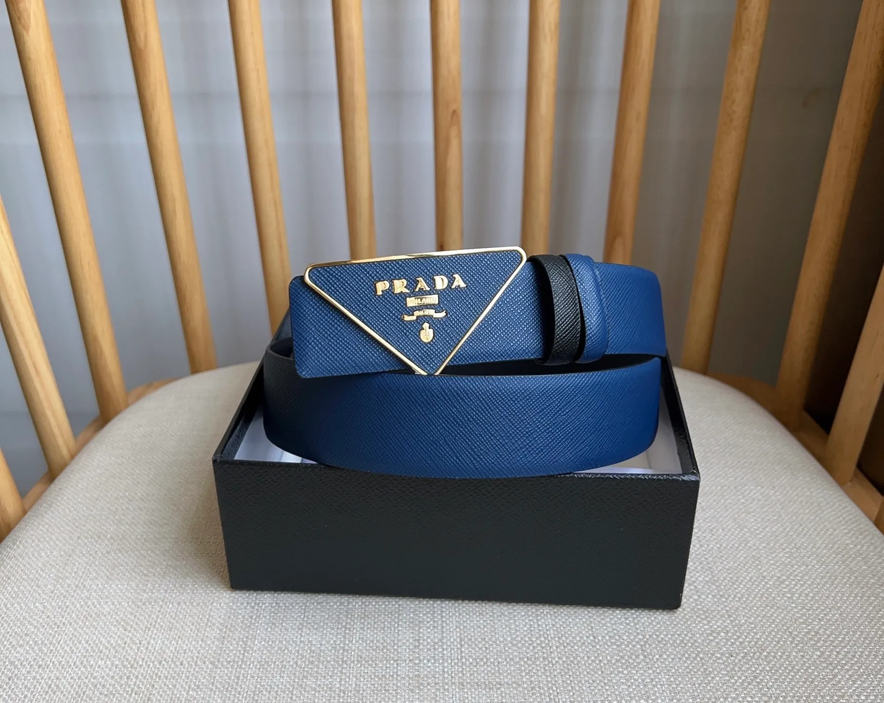 💰460💰Full package💰 💍Purchasing agent level PRADA counter latest model 🎉🎉🎉 This buckle belt is from the multifunctional modular accessories series and can be matched as you like. The triangular logo shows its unique characteristics and modernity through the universal simple silhouette, presenting a refined texture. Width: 3.5cm